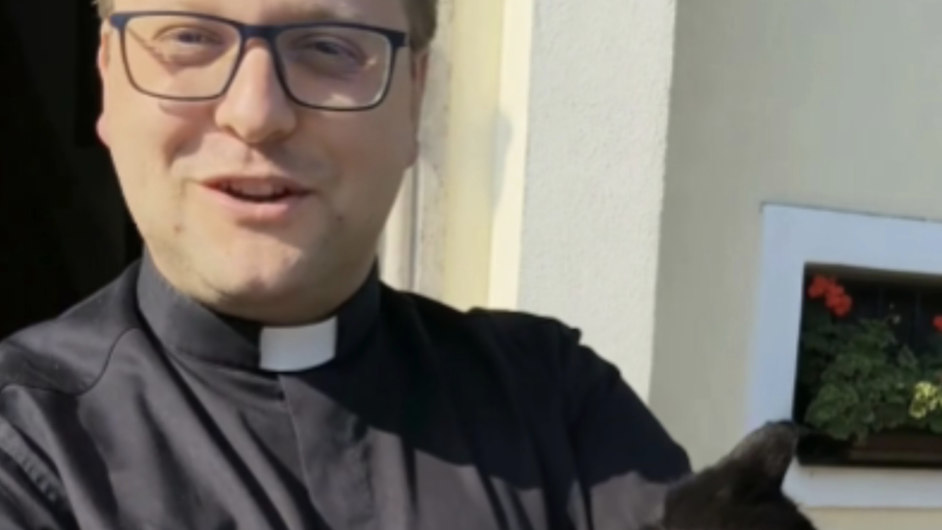 Dolenjski župnik nasmejano o svoji prijateljici: »To je moja muca«