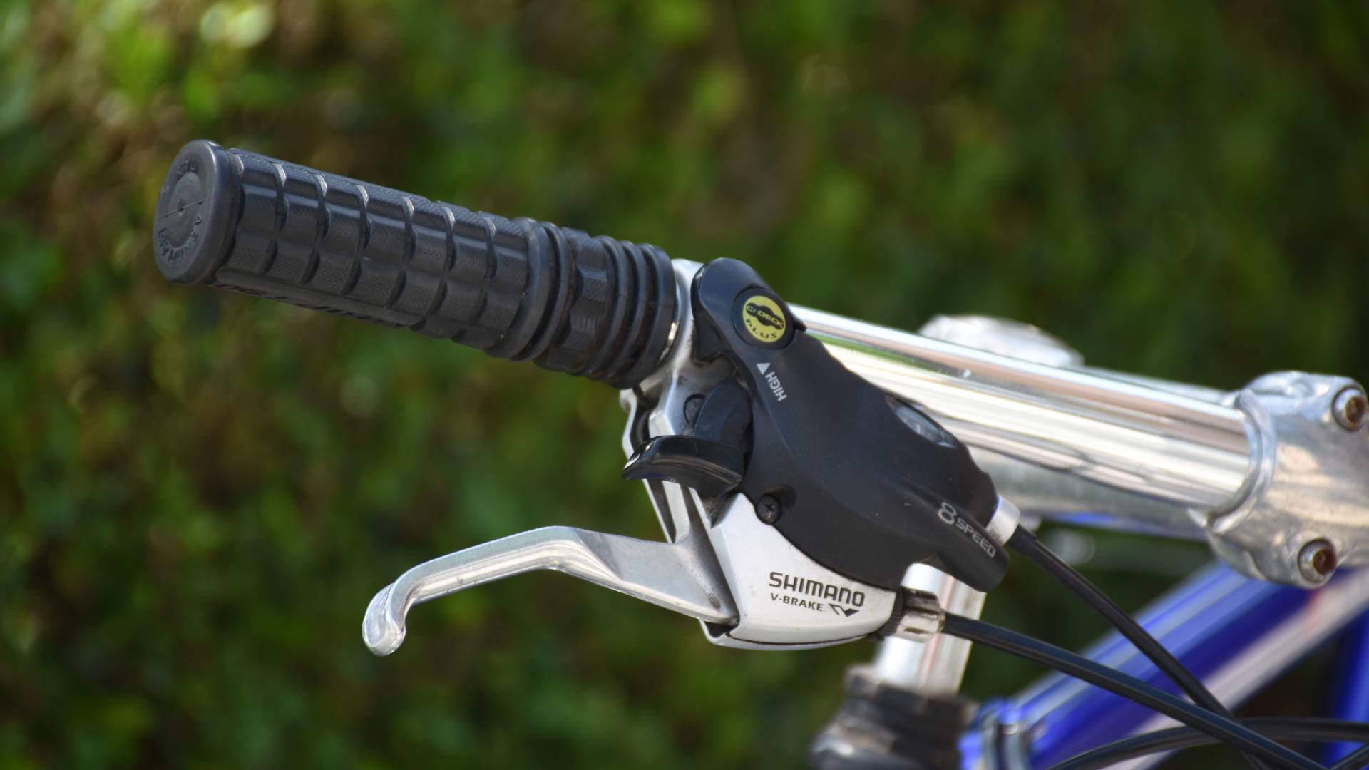 Trčilo tovorno vozilo in kolesar