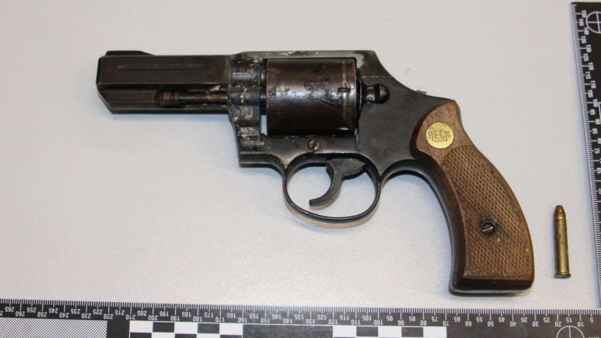 Hišna preiskava v Mirni Peči, policisti 28-letniku zasegli revolver 