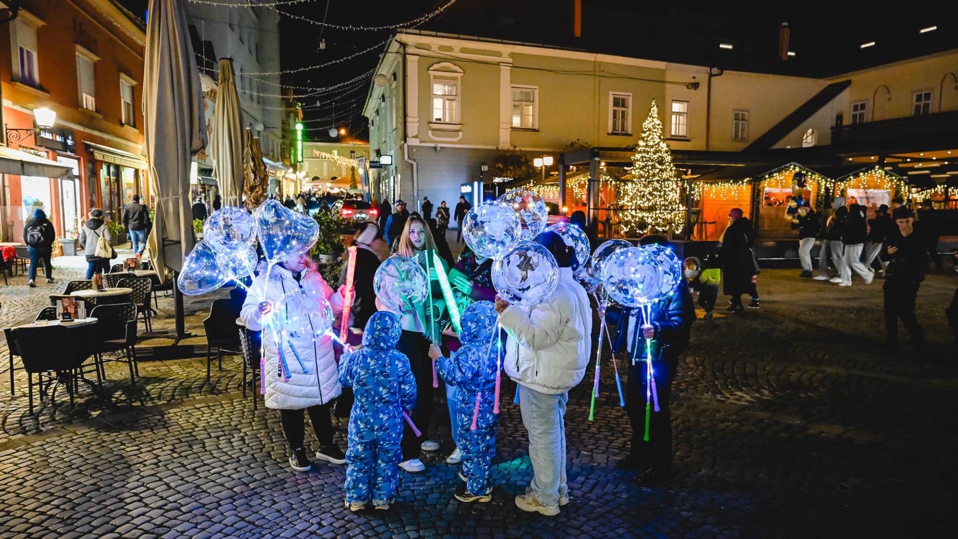 FOTO in VIDEO: Maribor je zasijal! Zasvetile čarobne niti in mesto popeljale v najbolj čaroben čas leta