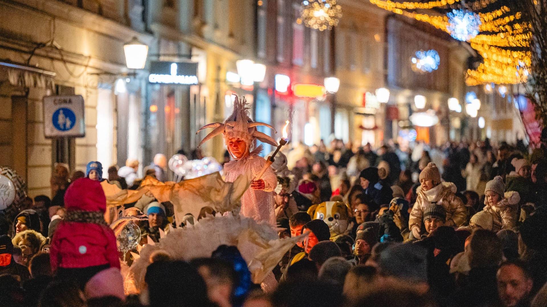 FOTO in VIDEO: Začel se je Čarobni Maribor! Zasvetile lučke in zapeljalo se je panoramsko kolo, za zabavo koncerta