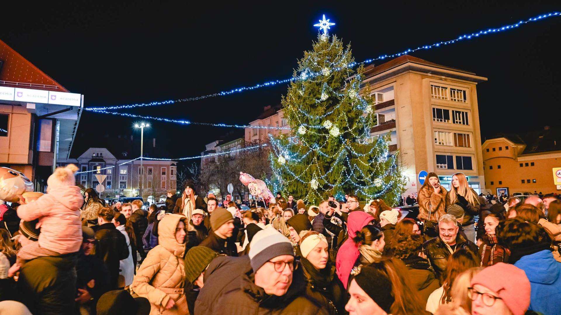FOTO in VIDEO: V Mariboru že zasvetile praznične lučke