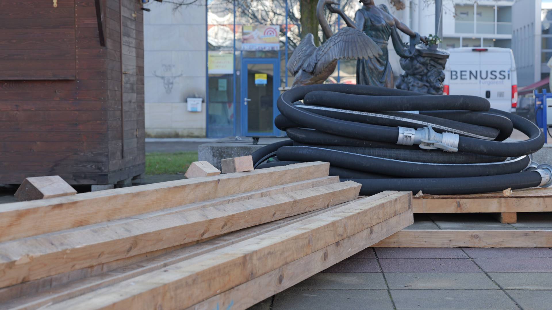 FOTO in VIDEO: V Murski Soboti začeli postavljati mestno drsališče na Trgu kulture