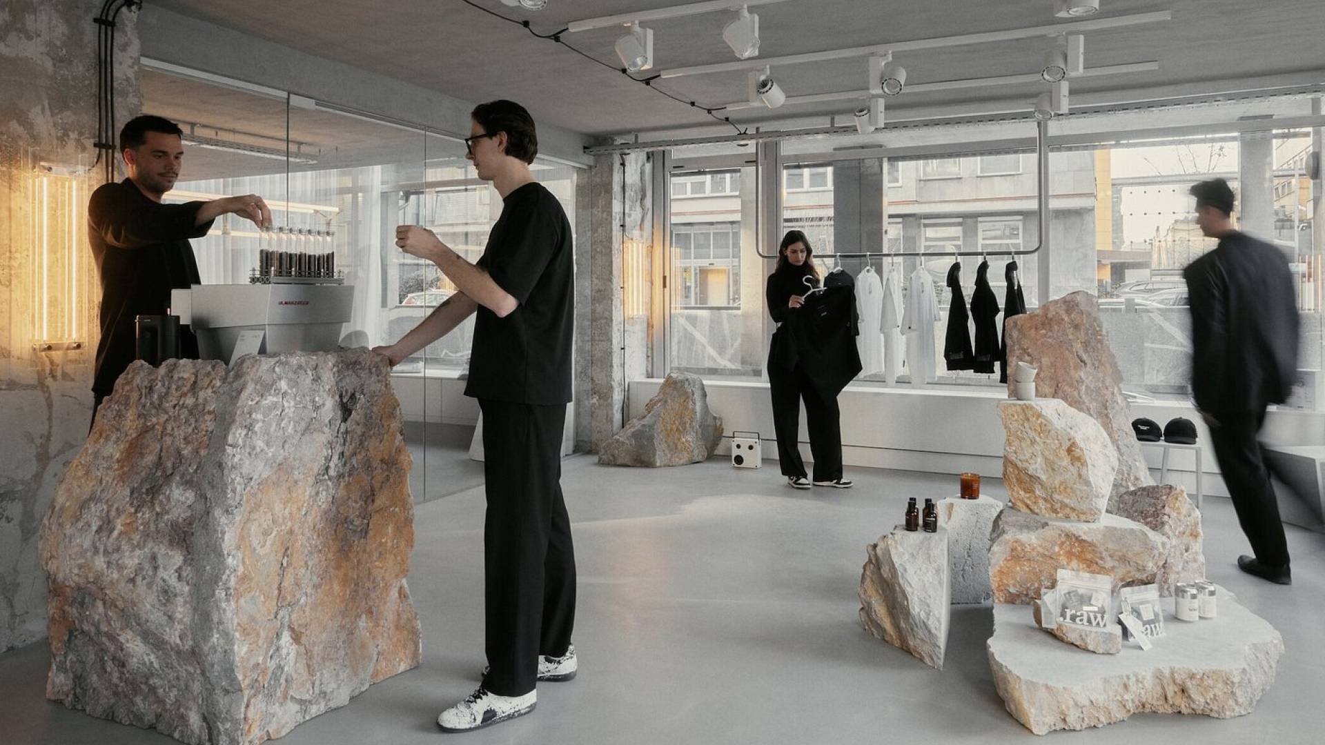 Ljubljanska kavna scena je dobila novo ikono: Kakšen interier, ponudba in 'vibe'