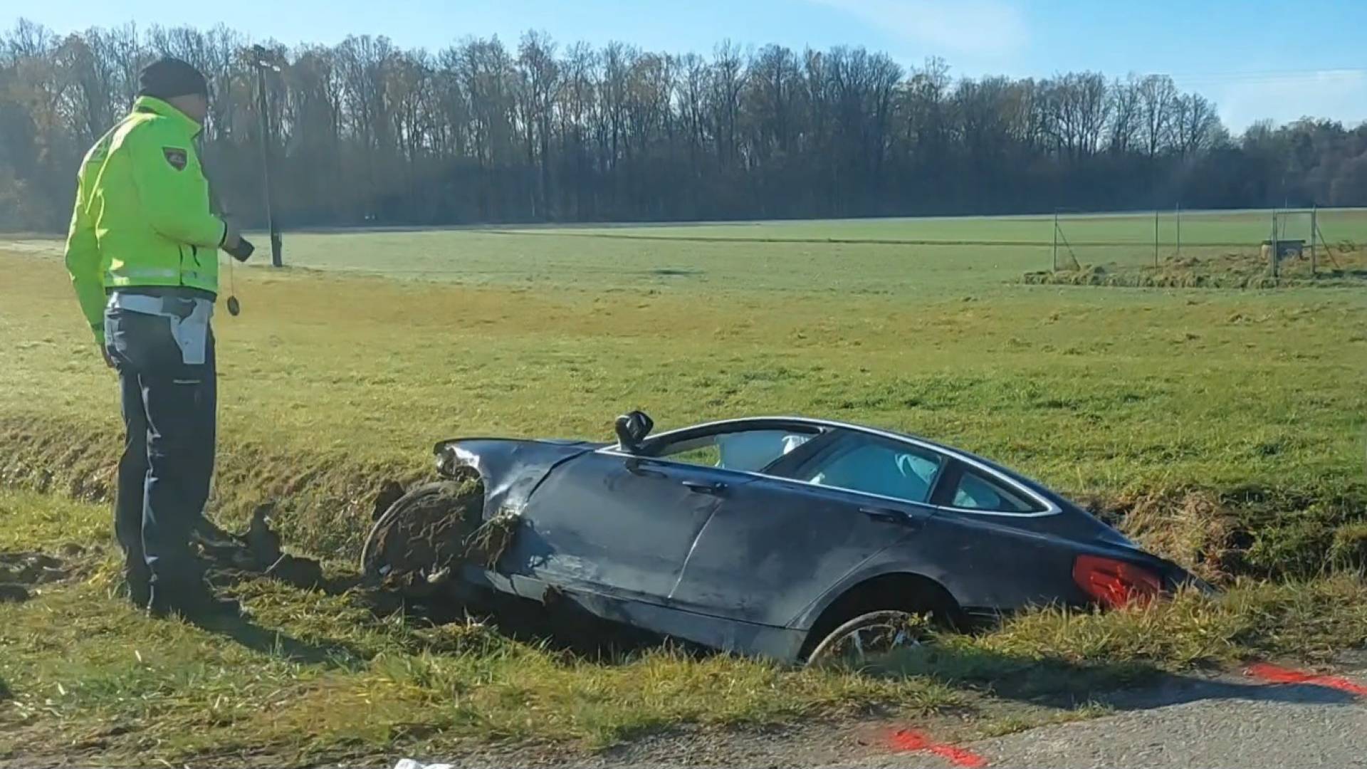 Na Goričkem avtomobil pristal v jarku, na terenu gasilci, policija in reševalci