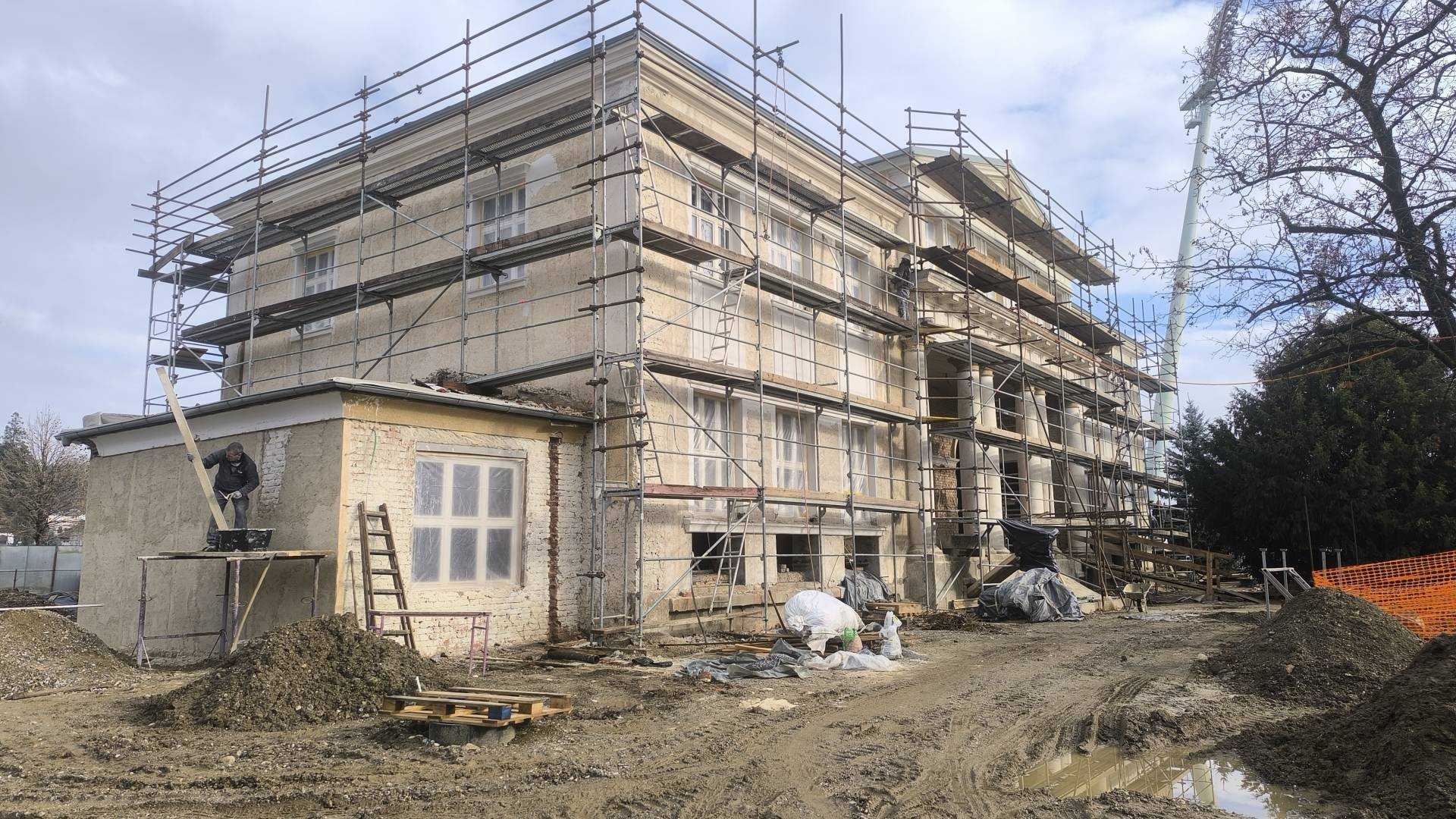 FOTO in VIDEO: Ogledali smo si, kako napredujejo dela na historični Langerjevi vili