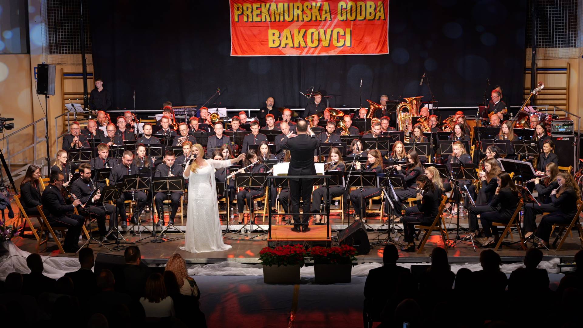 FOTO in VIDEO: Prekmurska godba Bakovci navdušila, na odru tudi Helena Blagne