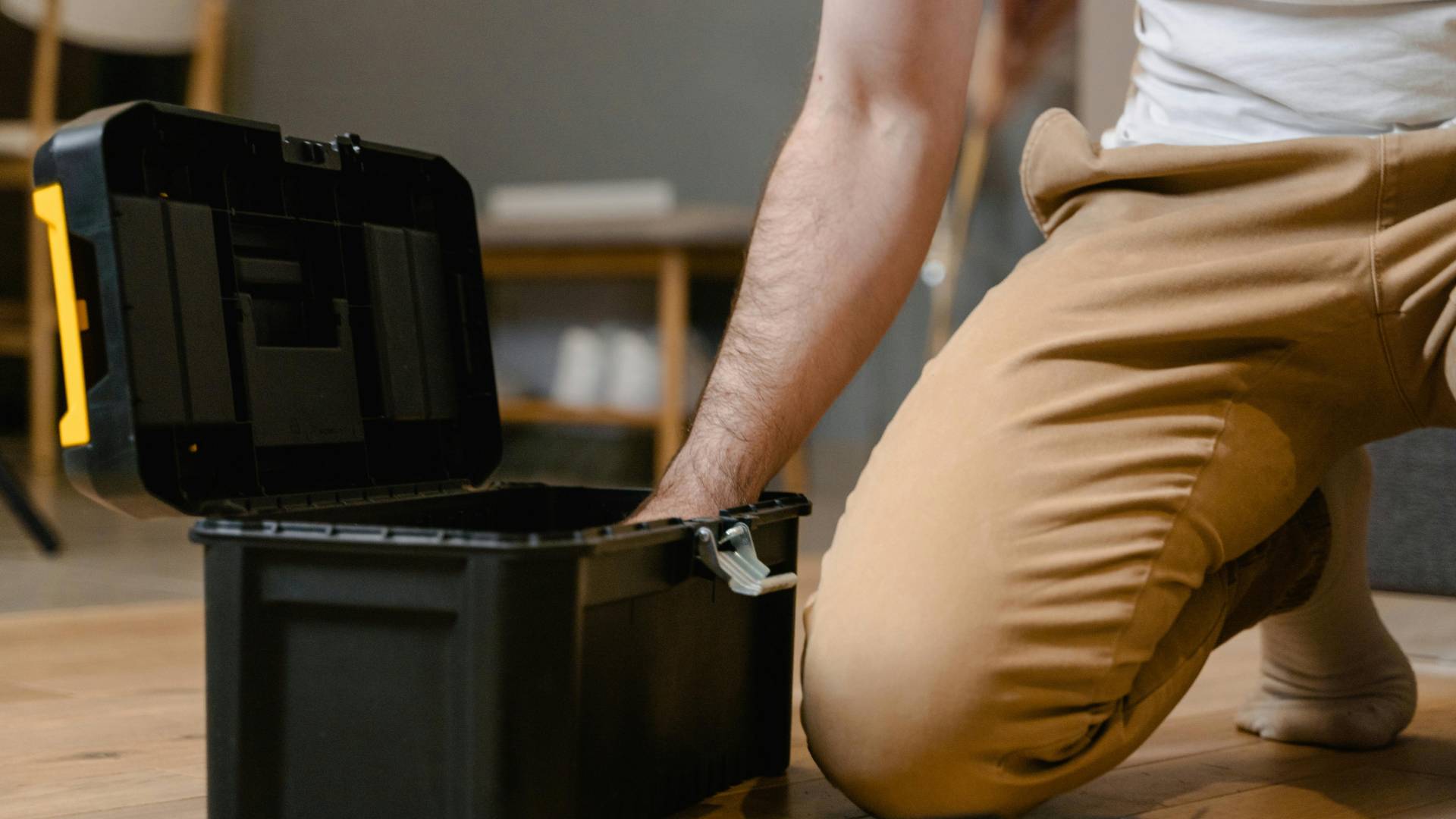 Iz Bežigrada: Ženska trdi, da je serviser preklinjal in skoraj eksplodiral. Bala se je, da jo bo udaril