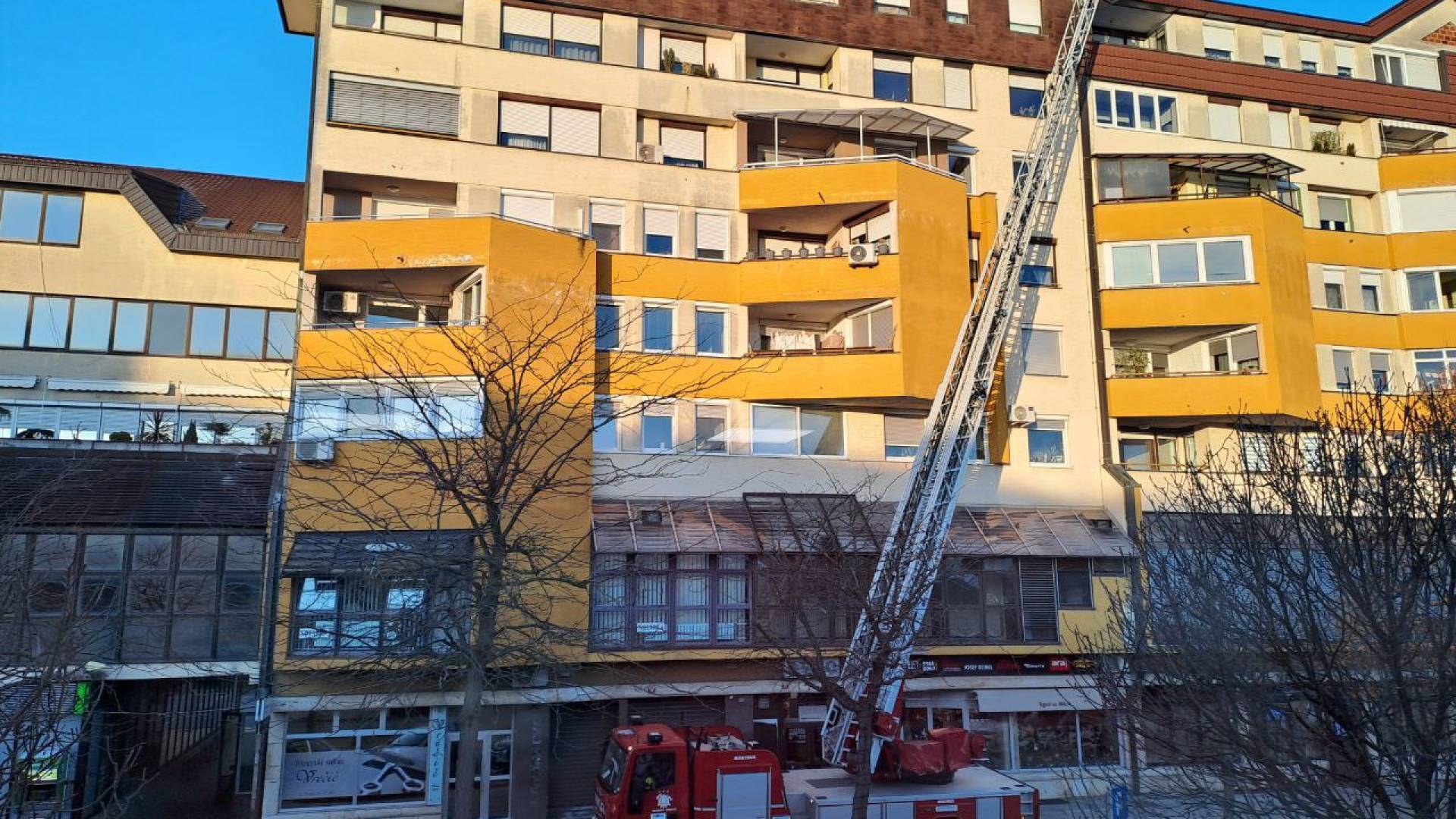 FOTO: Gasilci z lestvijo na Kocljevi ulici, kaj se je dogajalo?