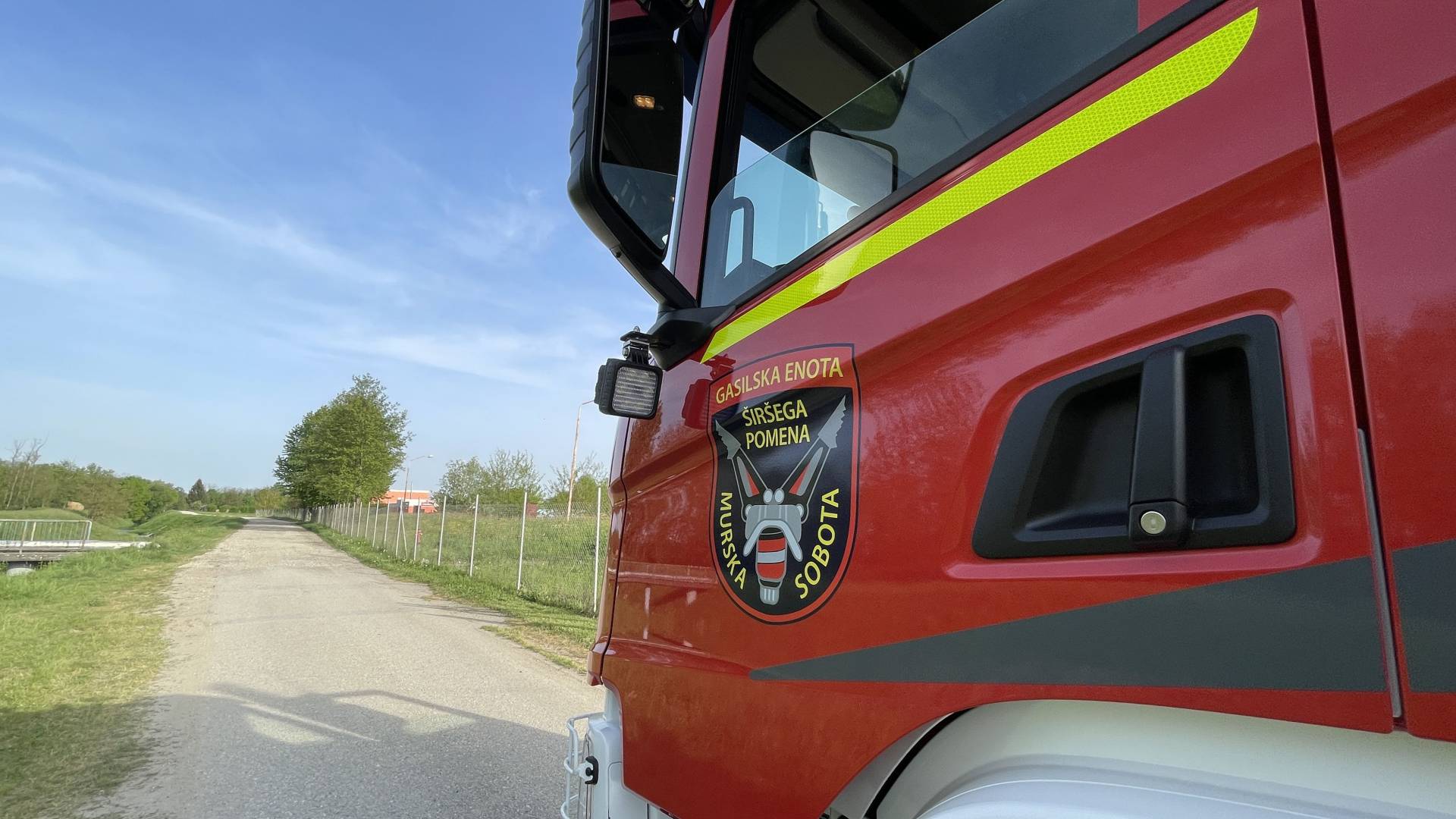 Požar zajel več stanovanj, ena oseba mrtva