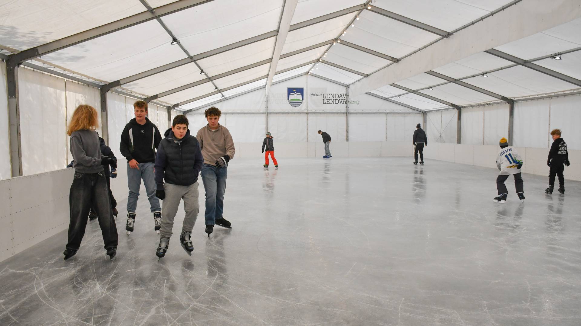 FOTO in VIDEO: V središču Lendave ponovno drsališče z brezplačnimi drsalkami