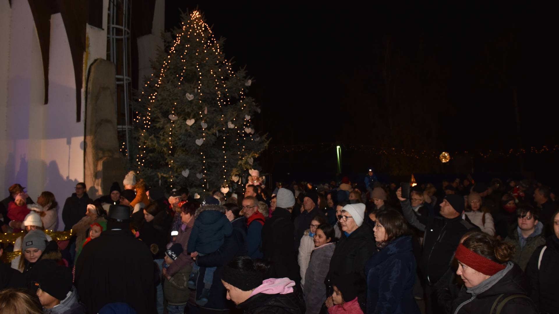 FOTO in VIDEO: Lendava zasijala v prazničnih barvah, odprli tudi drsališče