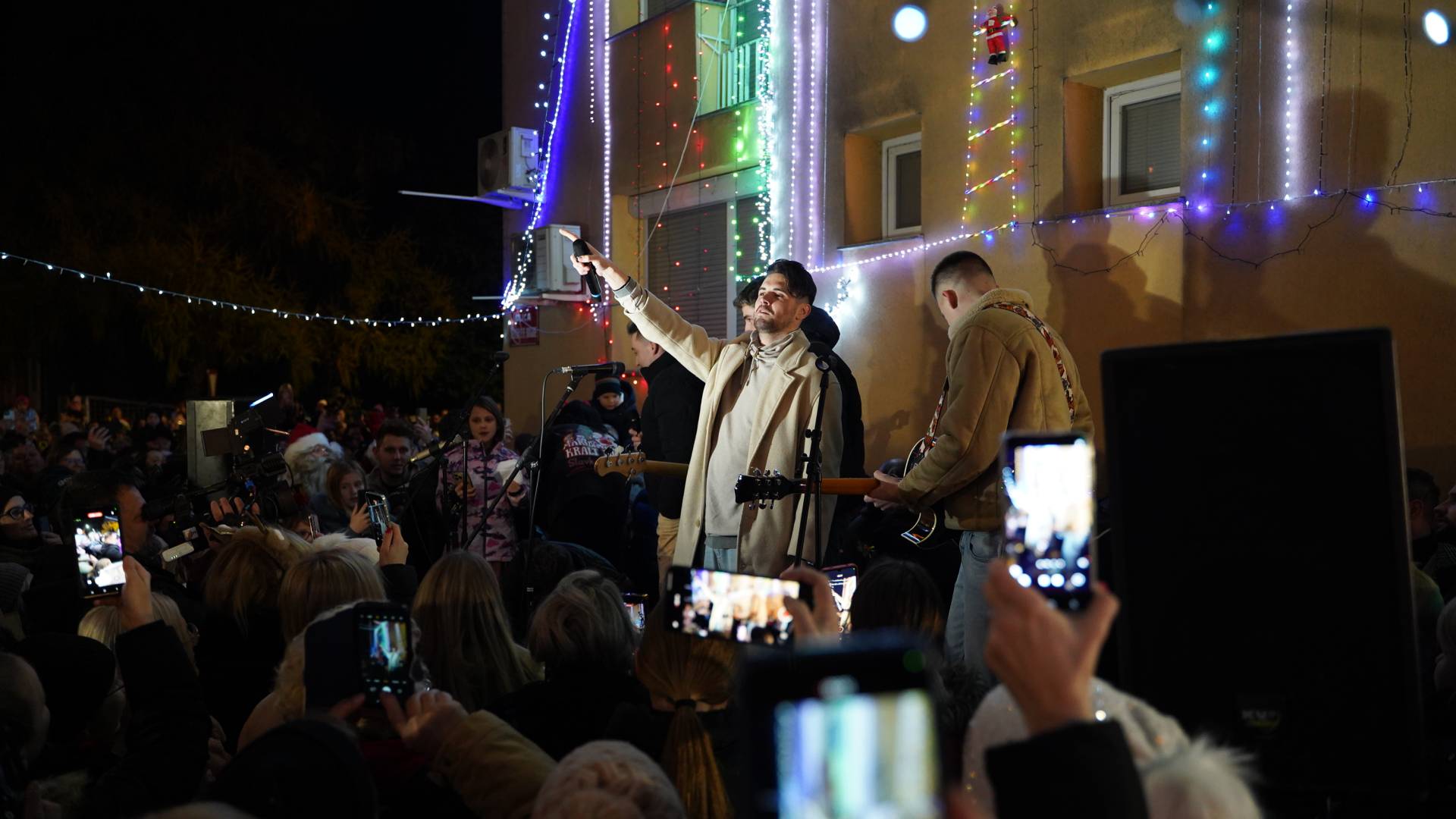 FOTO in VIDEO: Roškarjev oče v Mariboru prižgal 25 tisoč lučk, tudi v spomin na pokojno mamo