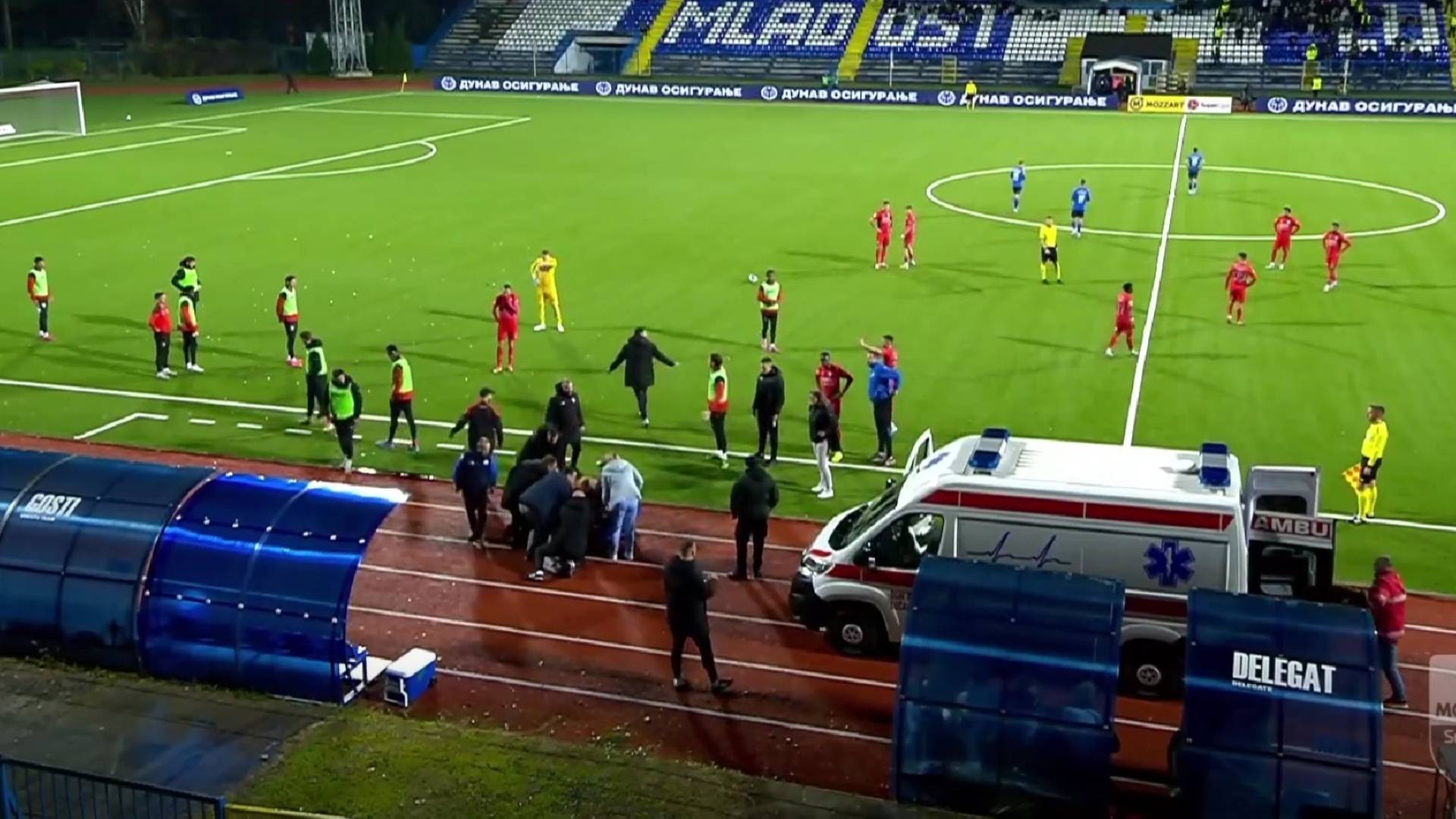 Med nogometno tekmo se je zgrudil trener, umrl na poti v bolnišnico