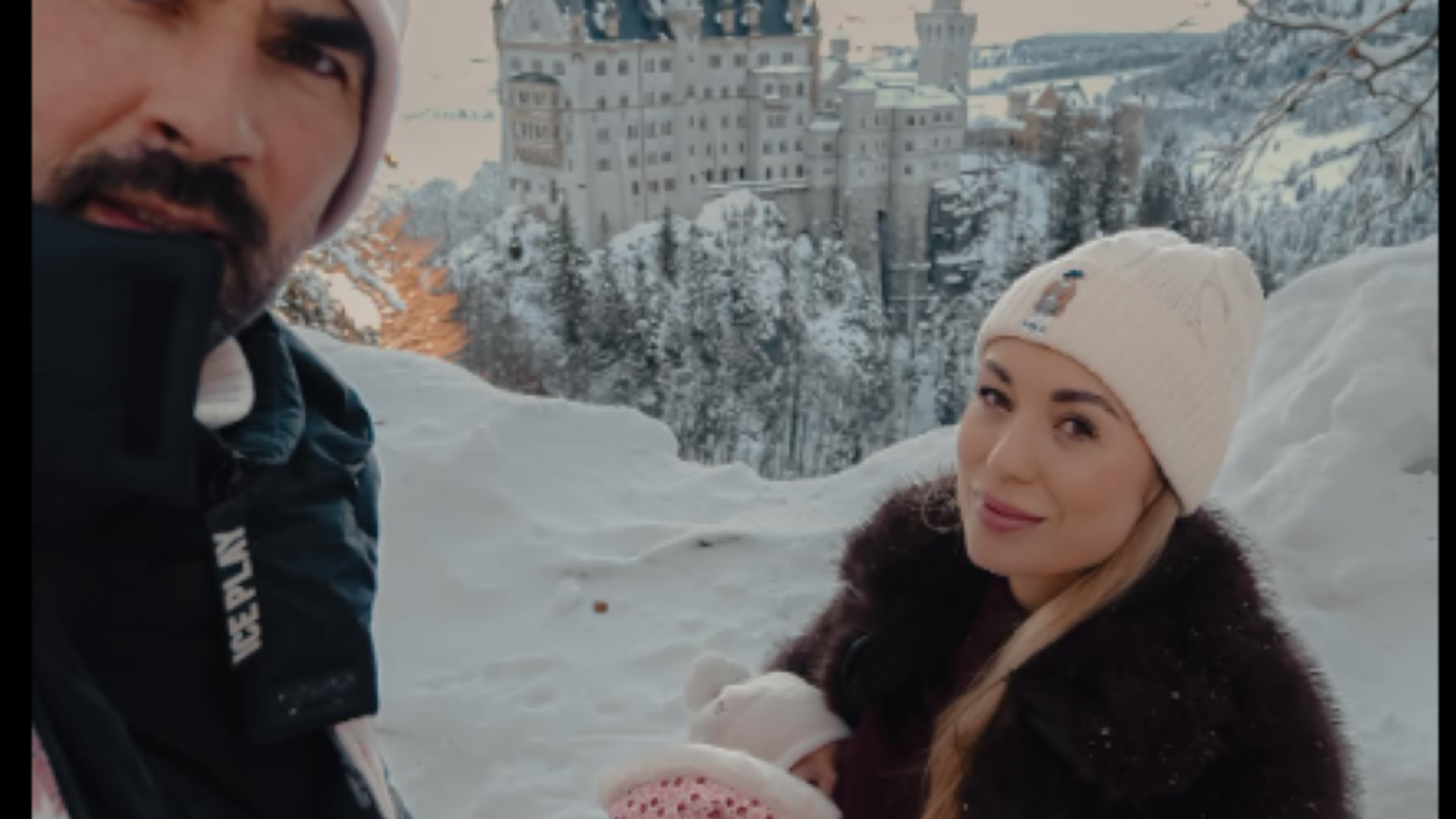 VIDEO: S hčerko v naročju in po prepovedani poti: Katarina Benček na avanturi pri Neuschwansteinu