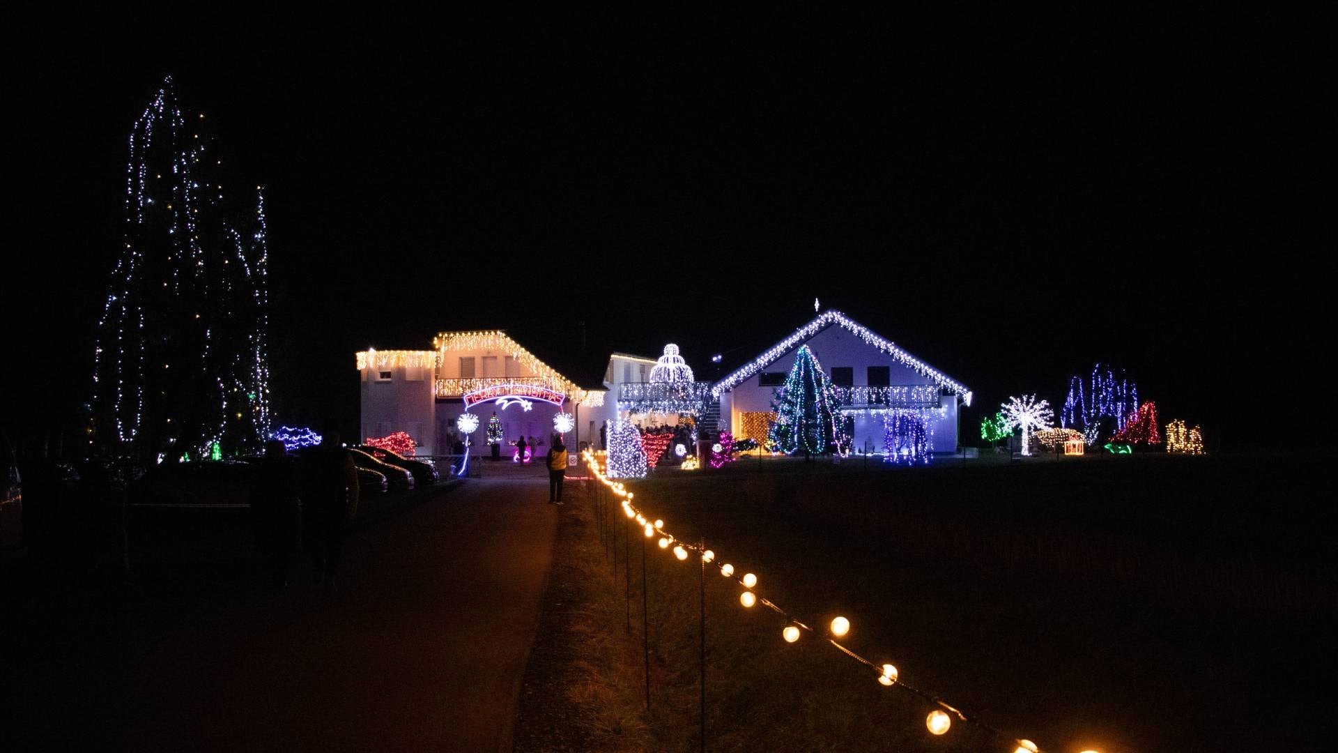 FOTO in VIDEO: Dežela tisočerih lučk zasijala v čarobni pravljici