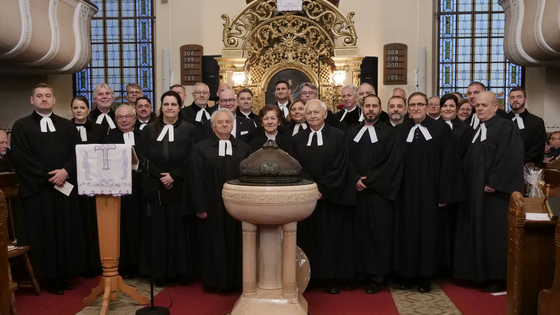 FOTO in VIDEO: Aleksander Erniša v pridigi: »Cerkev ne sme biti cerkev zaprtih vrat, temveč odprtih dlani«