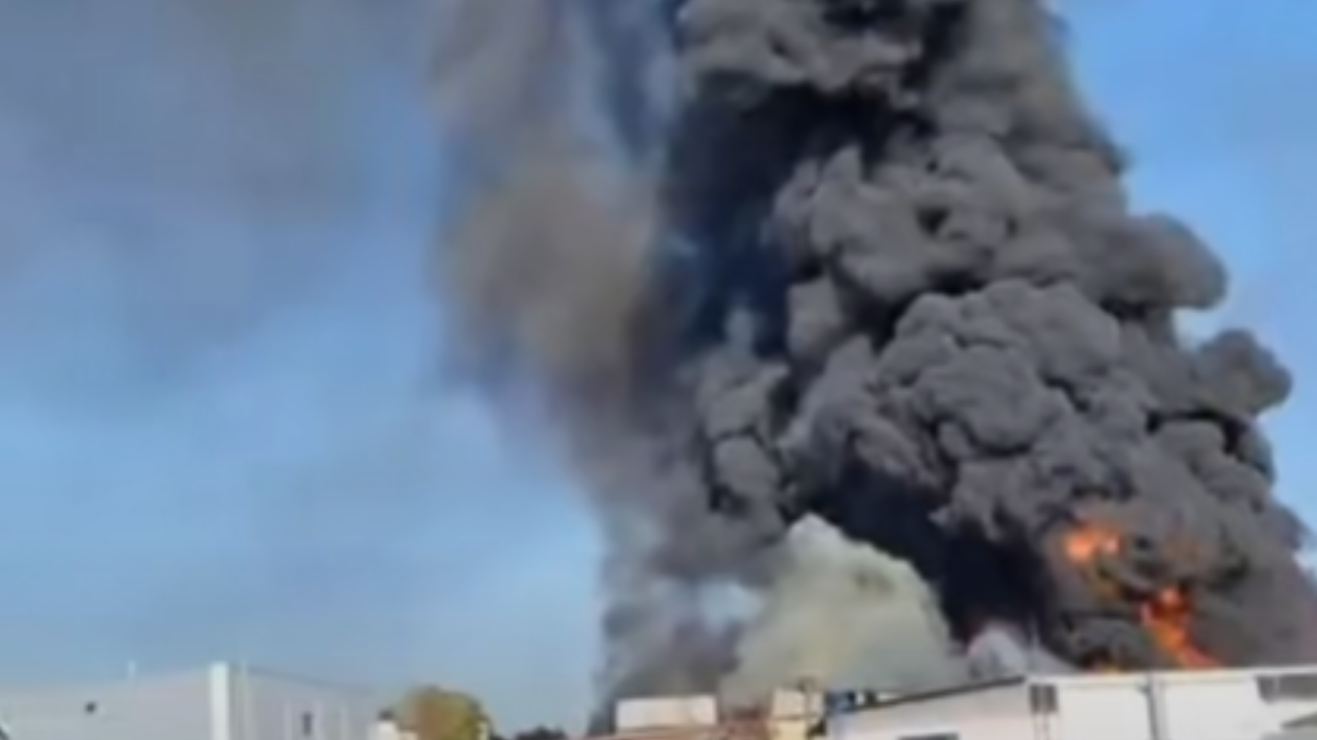 VIDEO: Izbruhnil velik požar, nad mestom gost črn dim