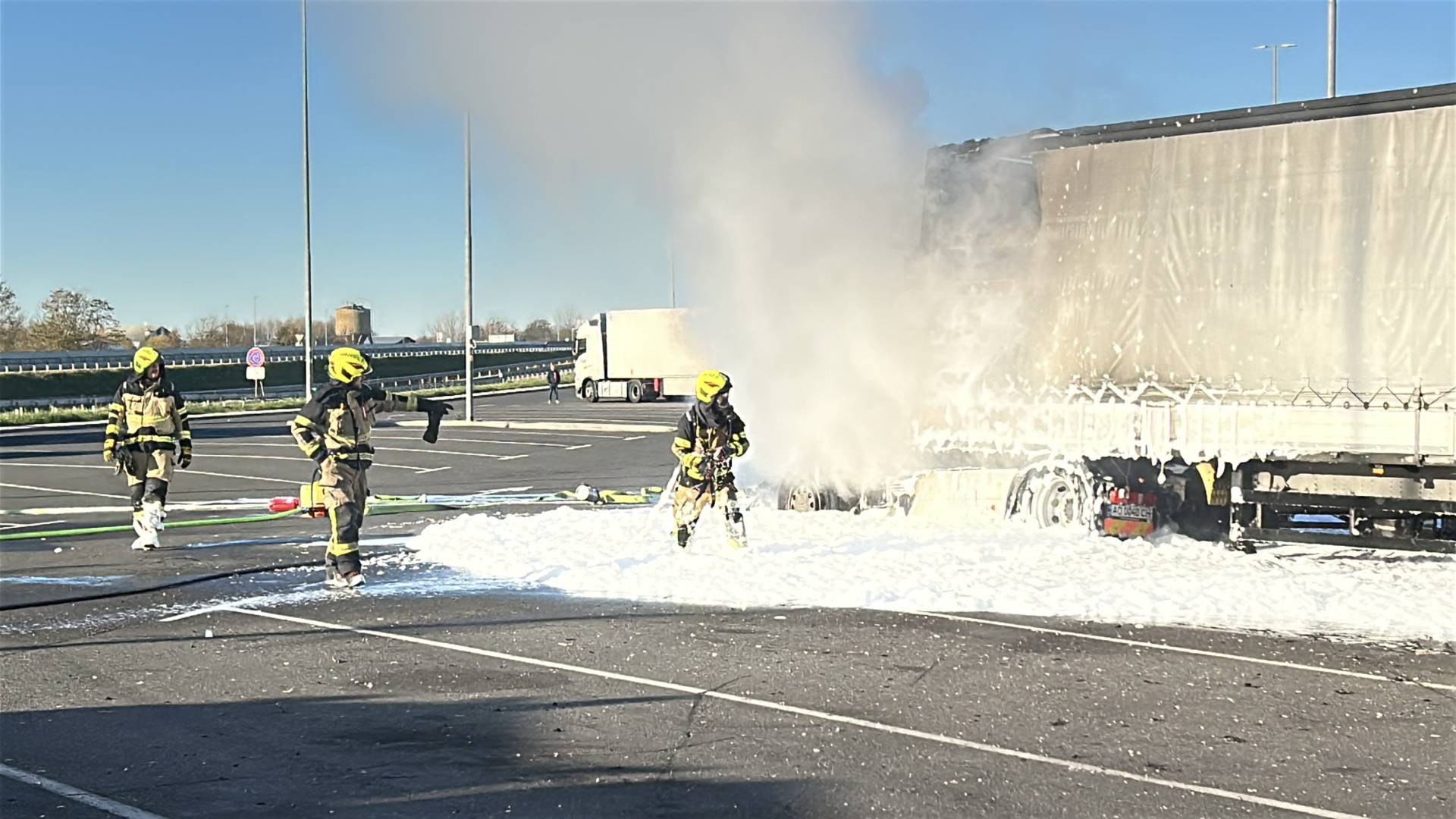 FOTO in VIDEO: Tovornjak v plamenih, posredujejo gasilci