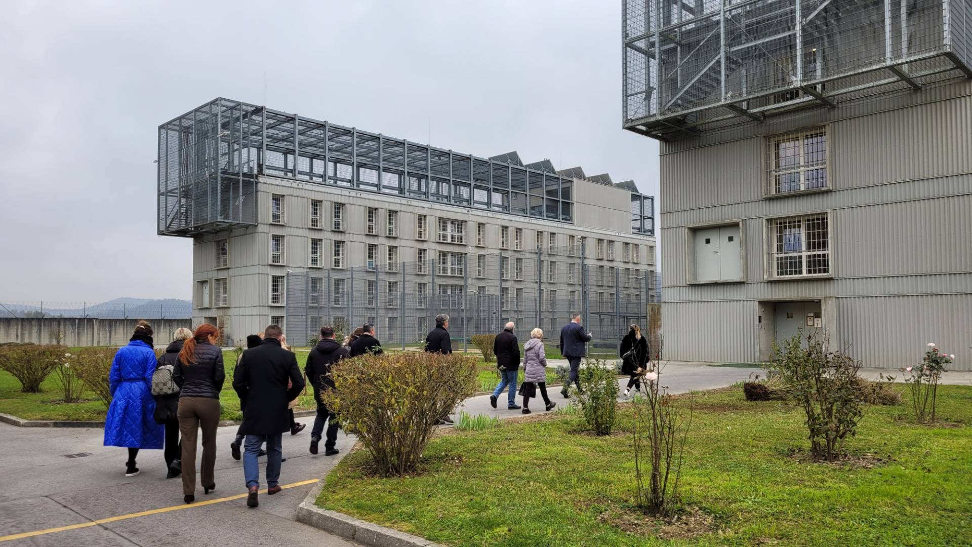 Romska skupnost opozarja na domnevno diskriminacijo v zaporu Dob, Uprava trditve zanika