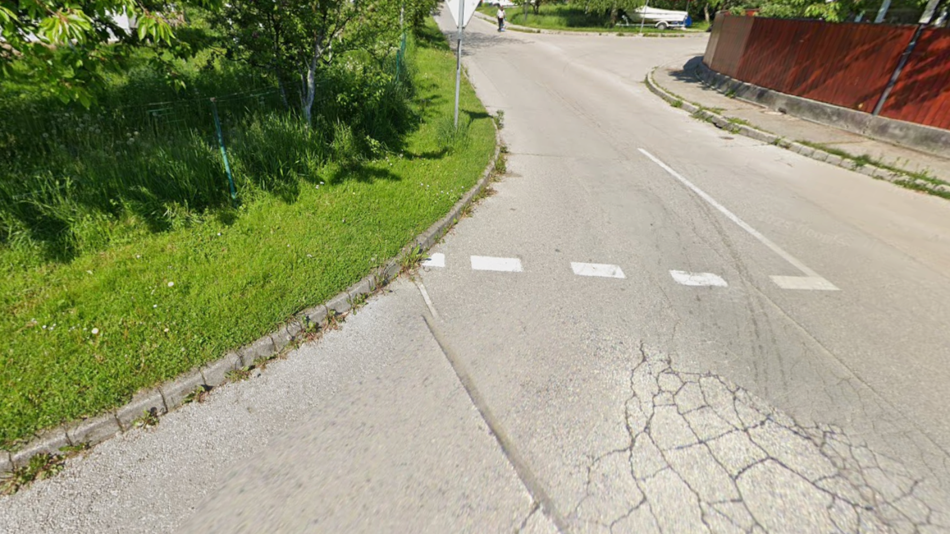 V Tomačevem brez pločnika, z luknjasto cesto in kilometrom do avtobusa