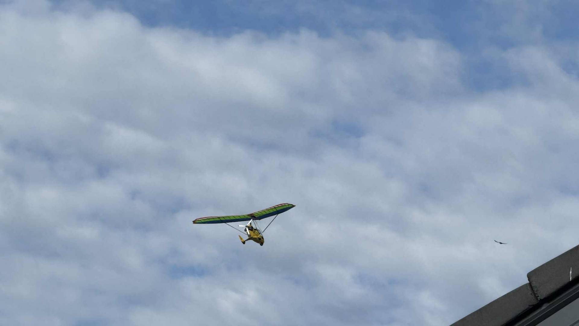 81-letni letalec motornega zmaja se je smrtno ponesrečil 