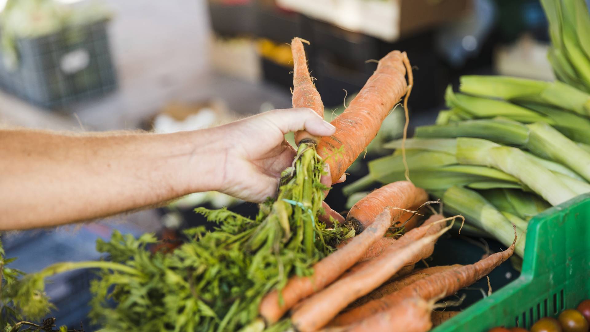 Na tržnici Šiška prodajali »bio« korenček, ki ni bilo ekološki: Inšpekcija ugotovila prisotnost pesticidov