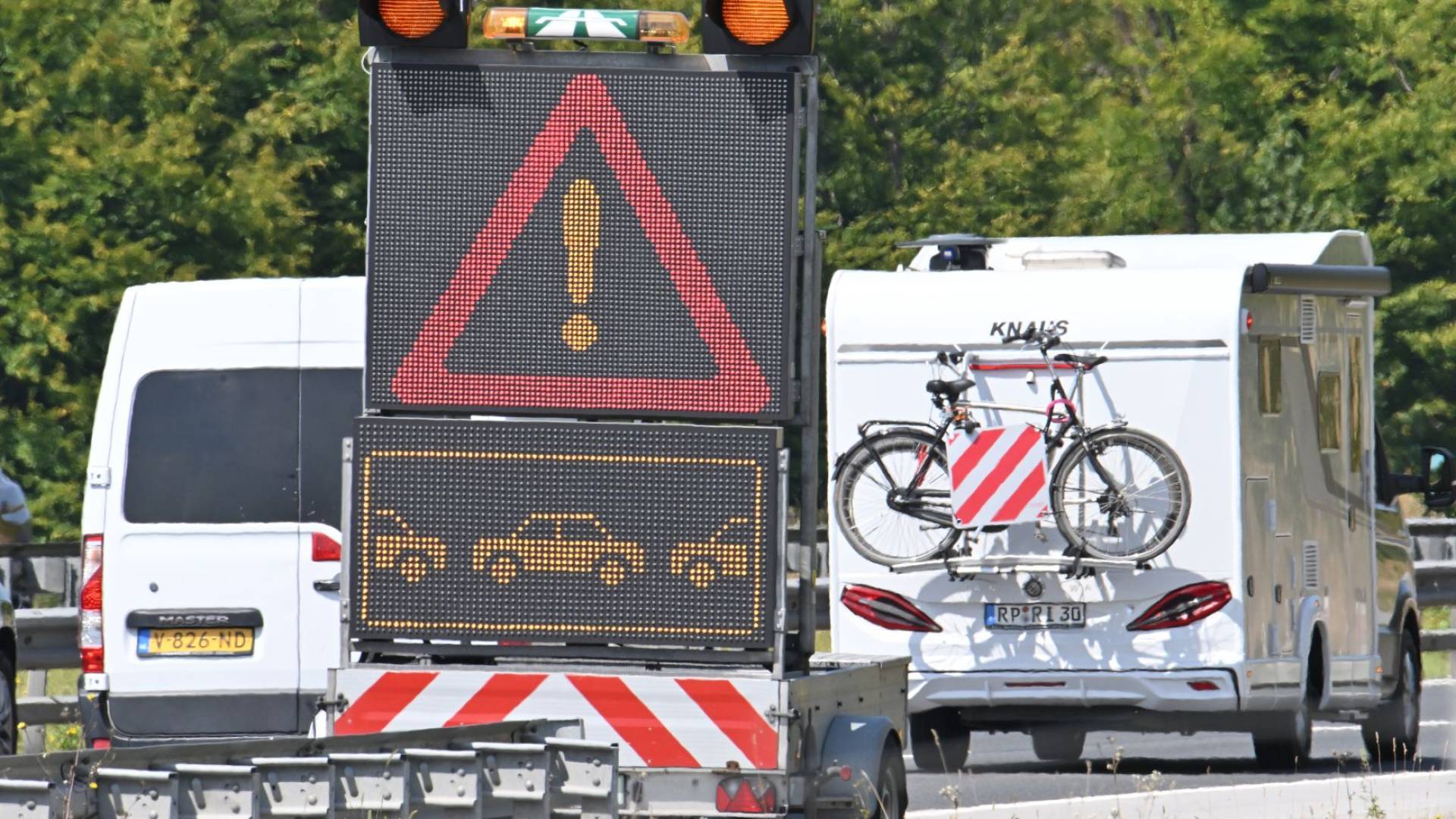 Dela in nesreče ohromile promet, najhuje na avtocestah proti Ljubljani