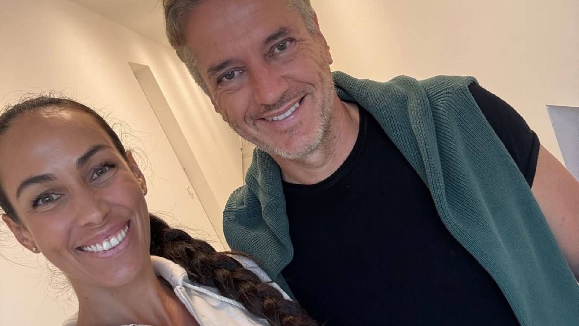 Tina Gaber in Robert Golob posvojila novega družinskega člana