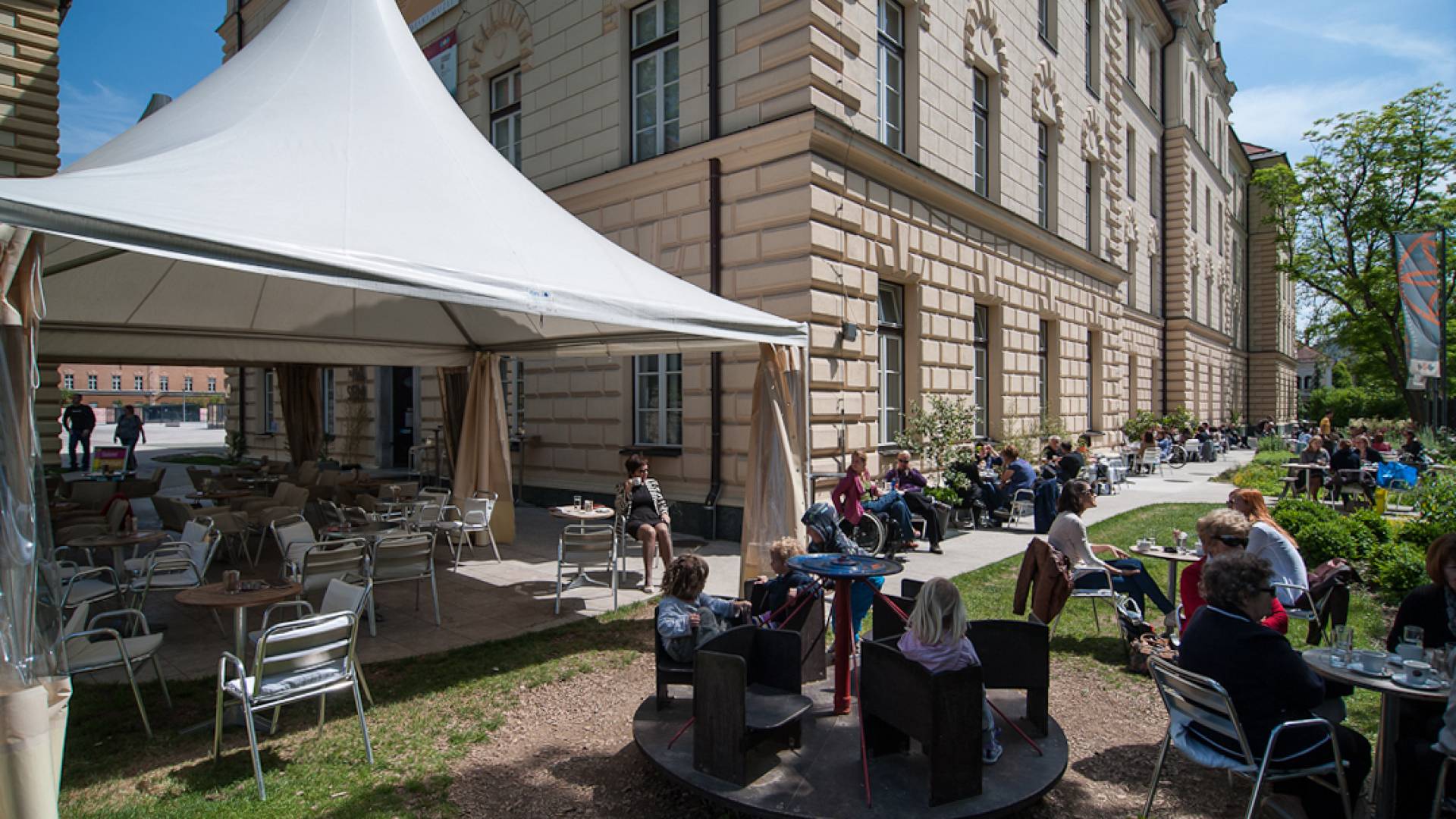 Nočna mora v nedeljo dopoldan: Narkomanka napadla goste v znani ljubljanski kavarni, policija razkrila ukrepe