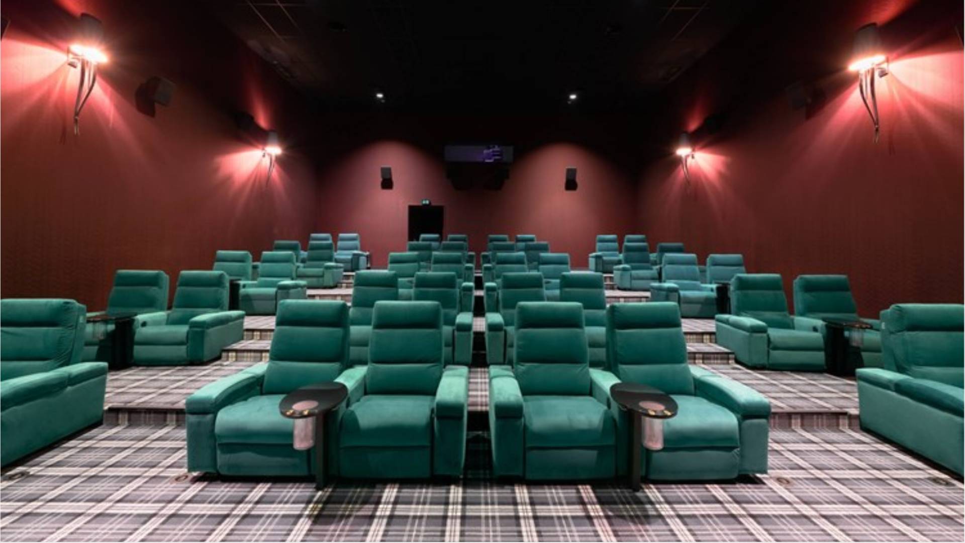 Ali se bolj splača v kino čez mejo? Primerjava ponudbe in cen