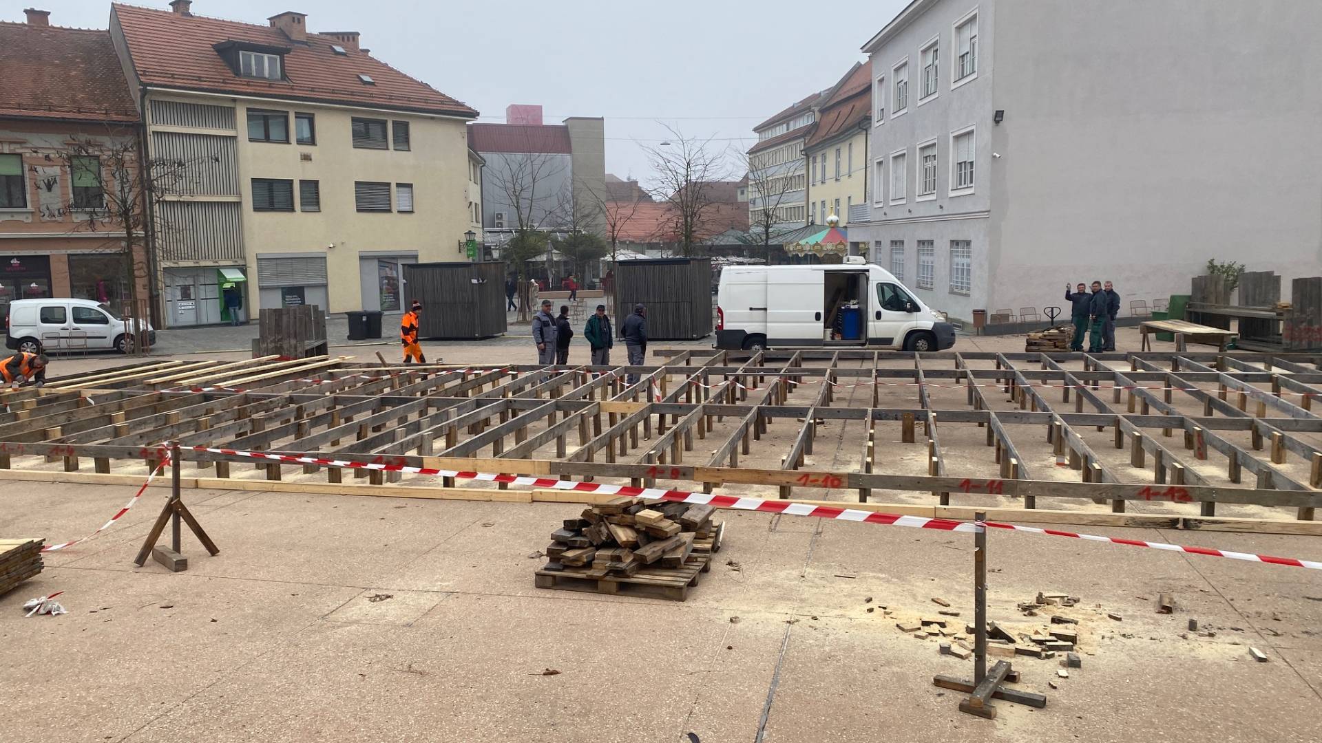 FOTO: Priprave na zimsko idilo na Ptuju, drsališče počasi dobiva svojo podobo