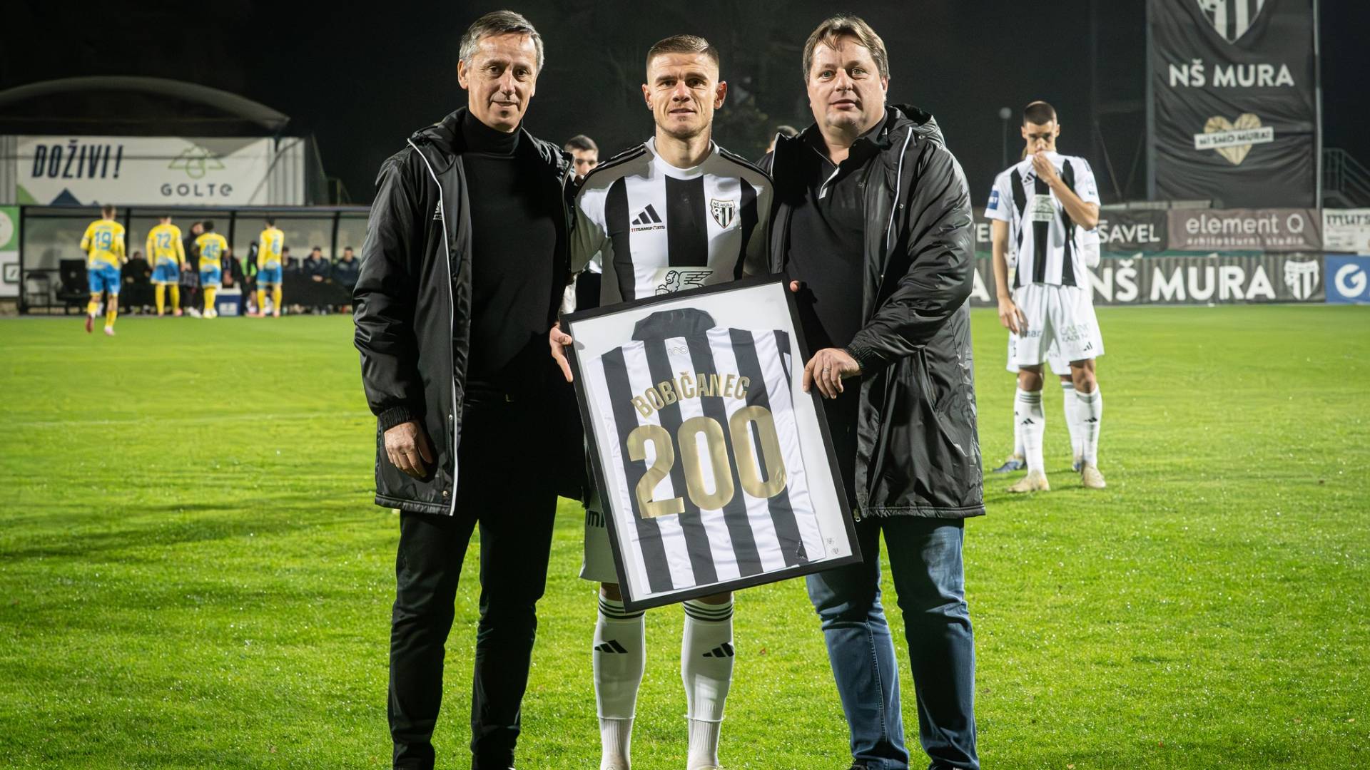 Bobičanec prejel spominski dres za 200 nastopov