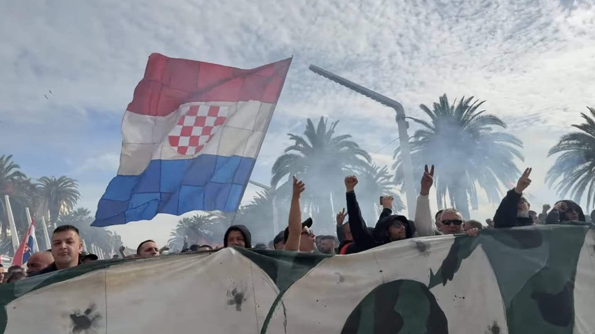 VIDEO: Protesti zaradi priprtih navijačev so se razplamteli po regiji