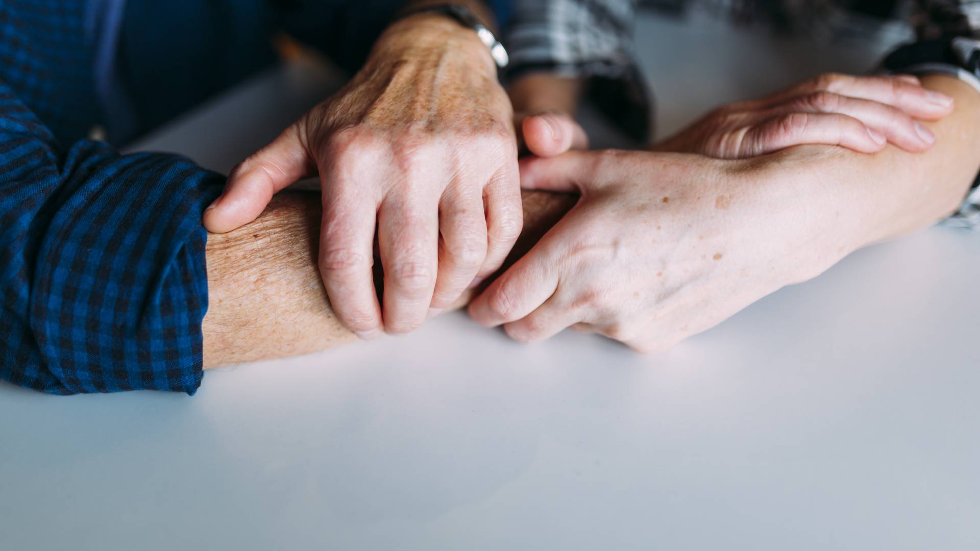 'Delovna akcija' Minki in Tončku prinesla 2611 evrov dolga za elektriko