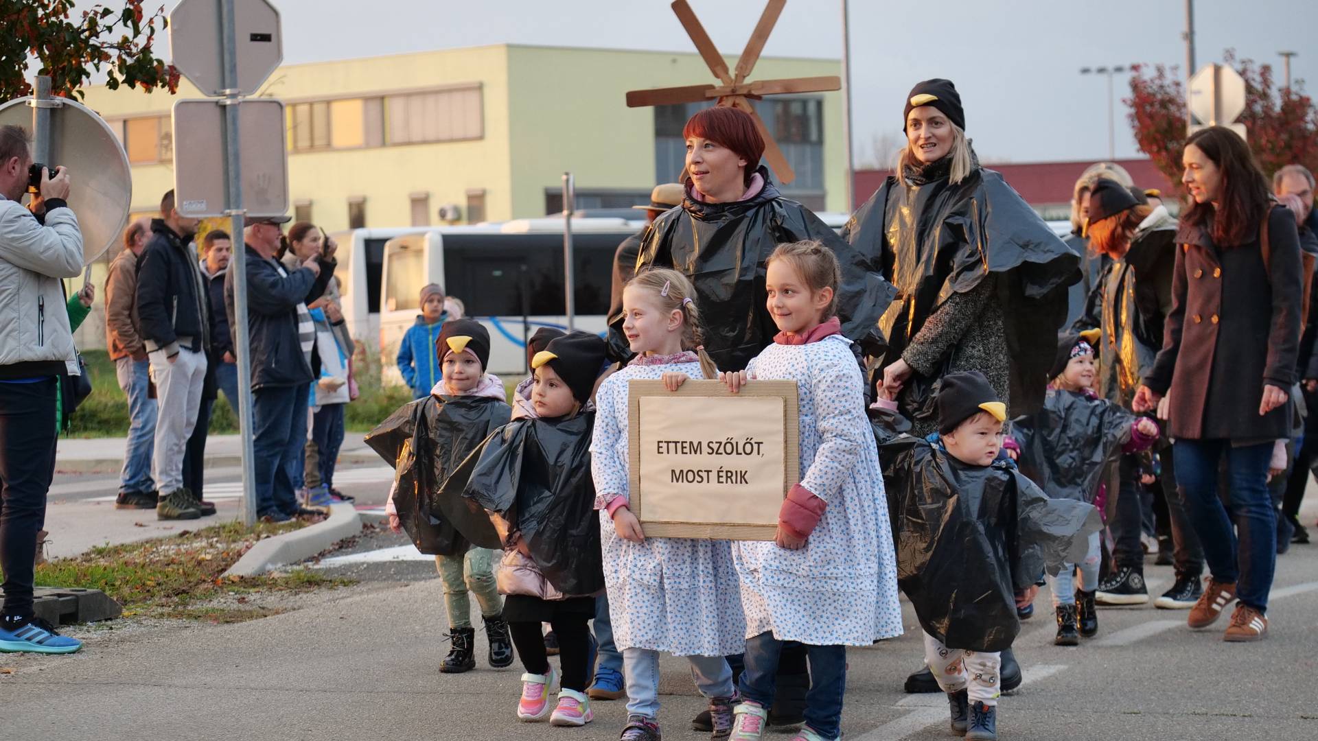 FOTO in VIDEO: Vesela jesenska povorka Vrtca Lendava navdušila na martinovanju