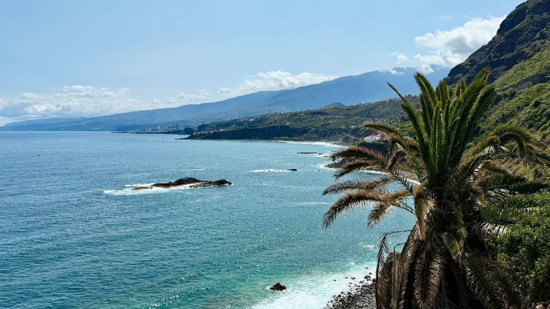 Kaos na Tenerifih, helikopterji reševali ujete v razburkanem morju