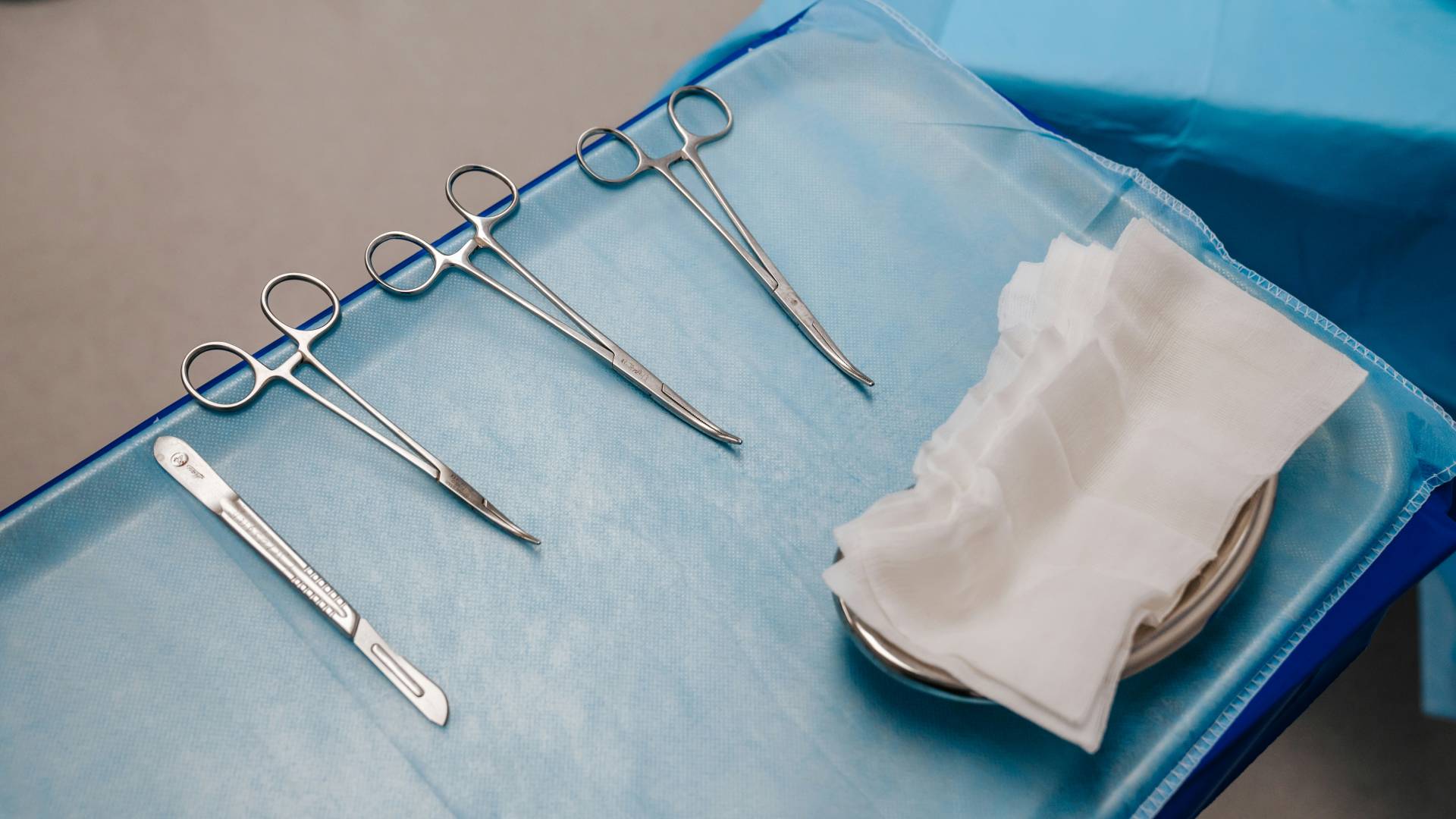 Strašno odkritje pri naših sosedih: Zdravniku, ki je brez licence obrezoval dečke, odredili hišni pripor