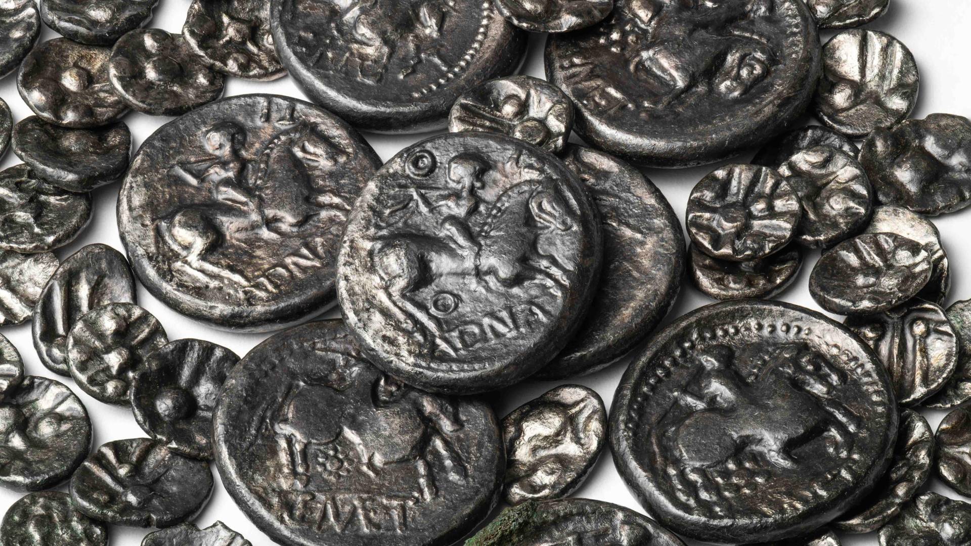 FOTO: Skrivnostni moški s Prul in nenavaden grob, poln srebrnikov, ki razkriva zgodovino Ljubljane