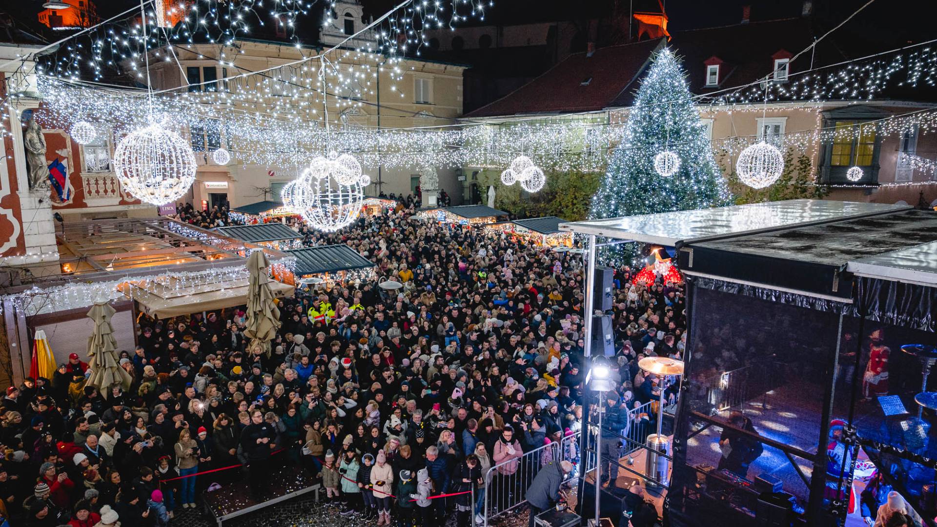 FOTO in VIDEO: Praznične lučke zasijale tudi v najstarejšem slovenskem mestu