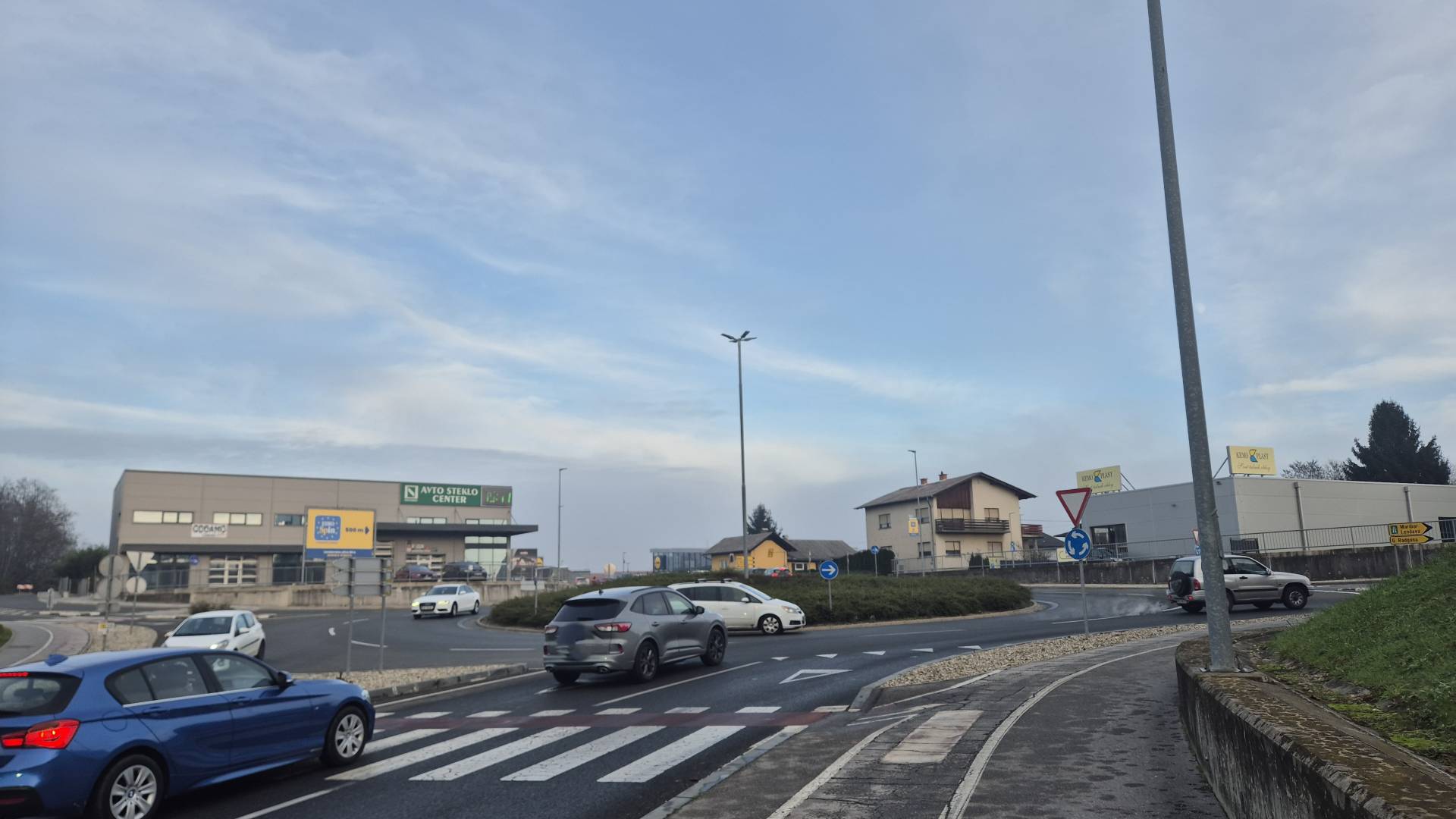 FOTO: V Murski Soboti trčila osebno vozilo in šleper