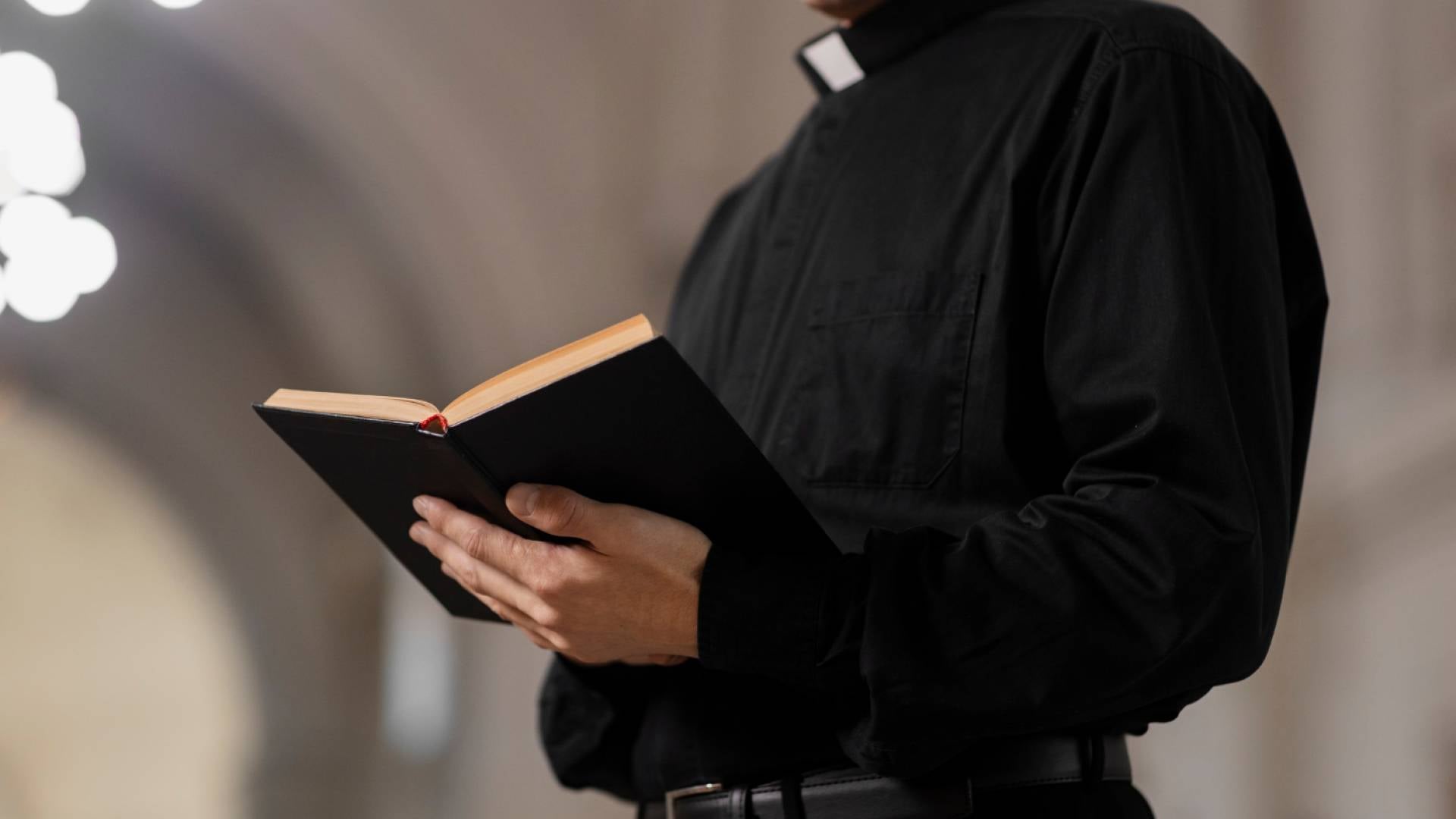 Saj ni res, pa je! Duhovnik z akcijo za črni petek, dva pogreba in krst zastonj