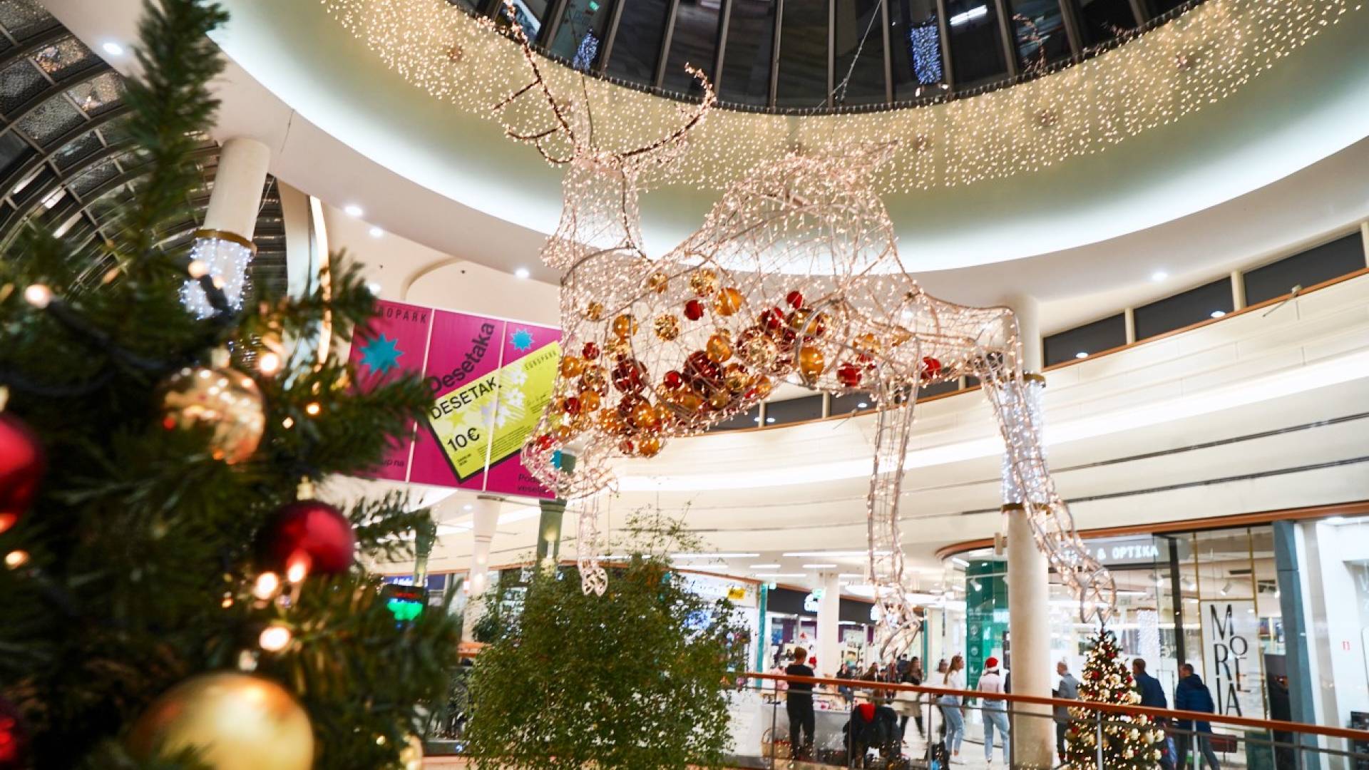 Europark v praznični december z Miklavžem in skupino Joker Out