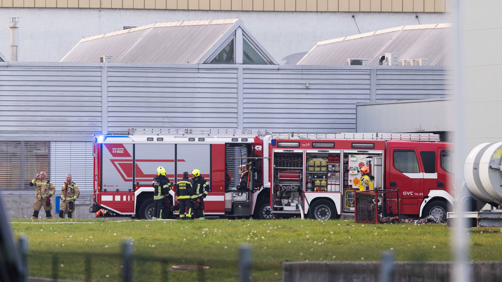 FOTO in VIDEO: Zagorelo v podjetju v Hočah, na delu več gasilskih enot