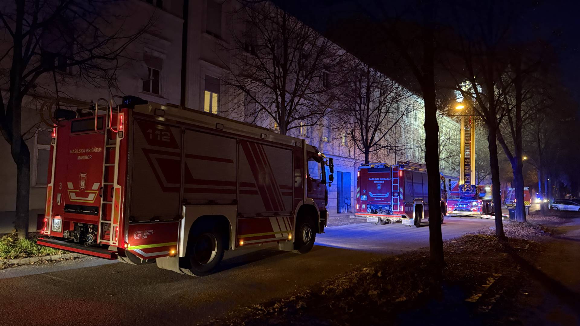 FOTO in VIDEO: Požar na Smetanovi ulici