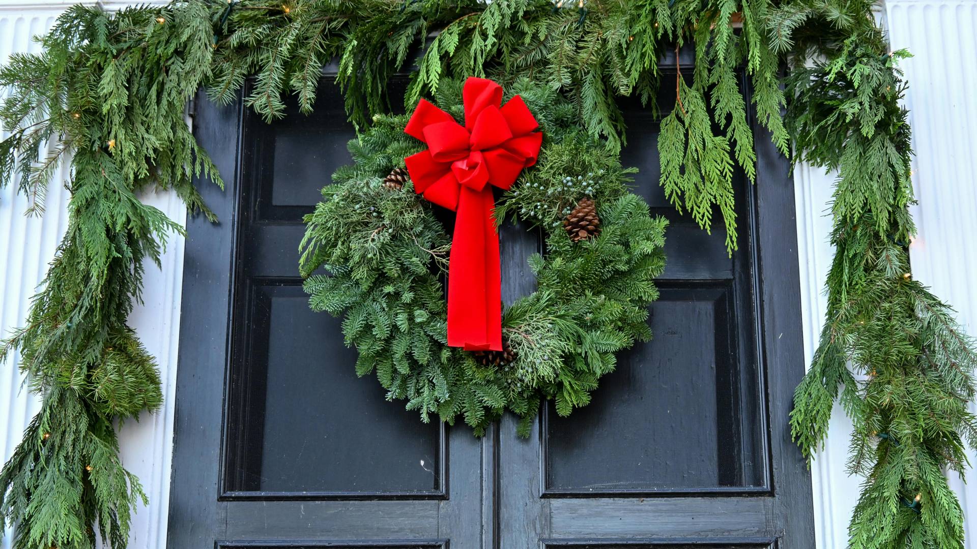 Melania Trump v Beli hiši postavila 51 božičnih dreves, 75 venčkov in tisoči lučk 