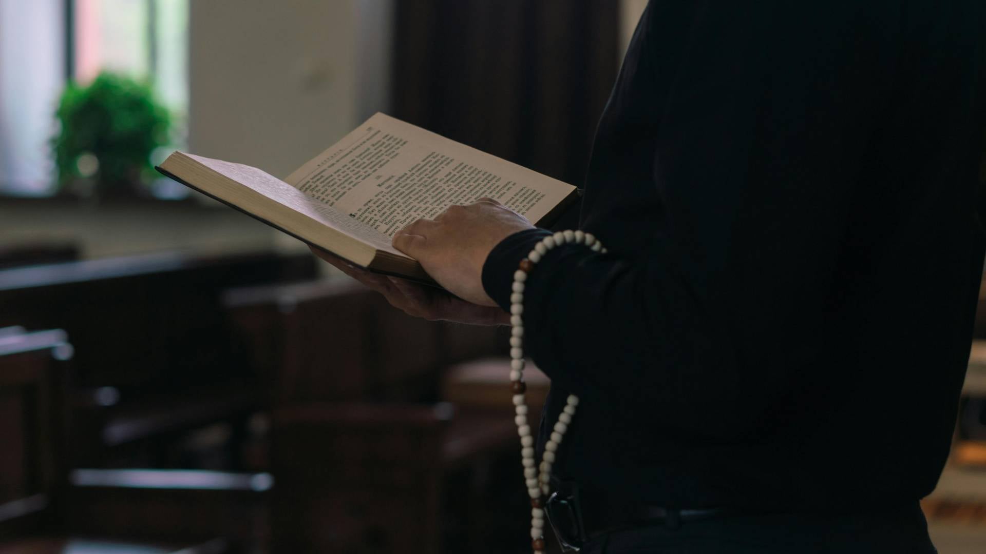 Dva pogreba in krst v paketu? Duhovnik šokiral z akcijo za črni petek