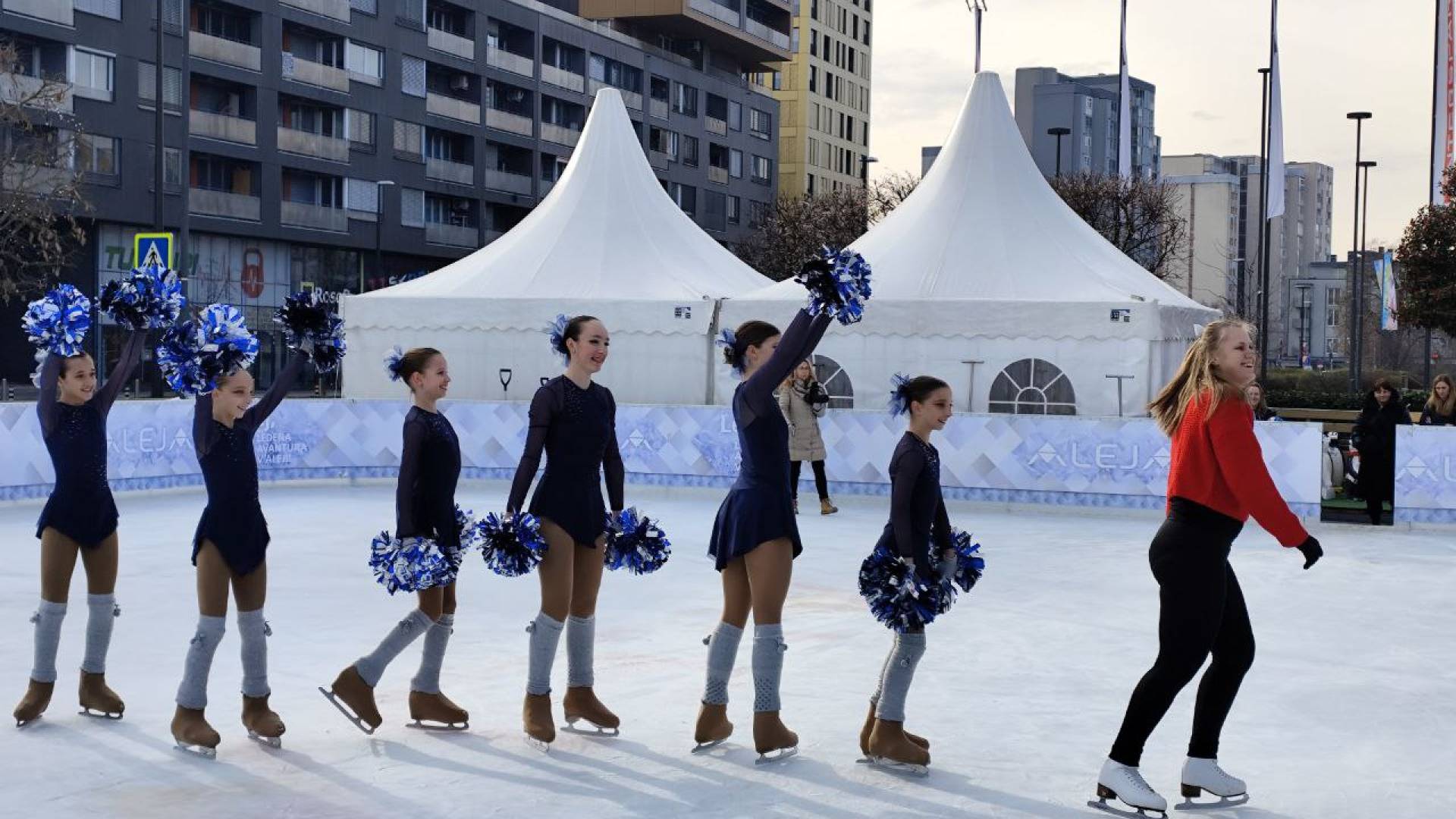 FOTO in VIDEO: V Šiški odprli prvo in trenutno edino drsališče na prostem v Ljubljani, takšne so cene