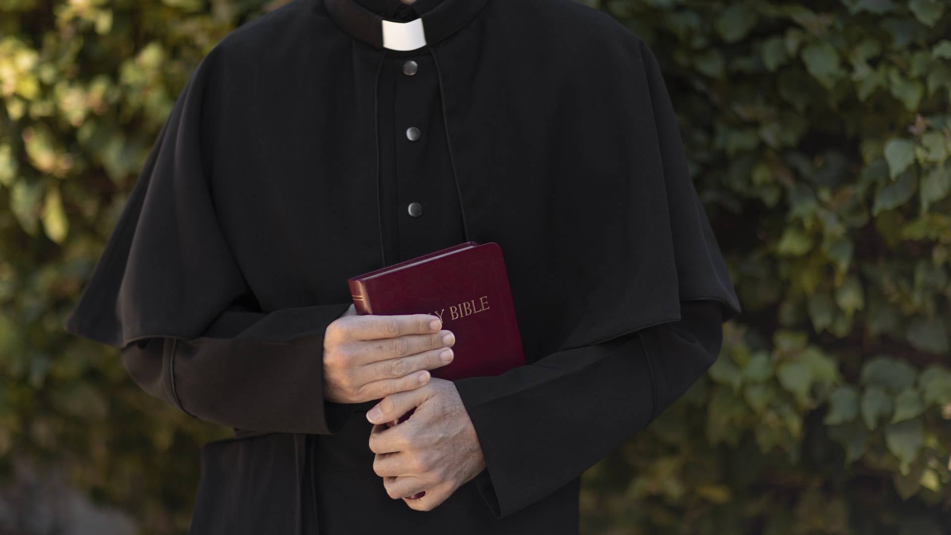 Duhovnik z nenavadno akcijo: dva pogreba in krst zastonj za hitre prijave