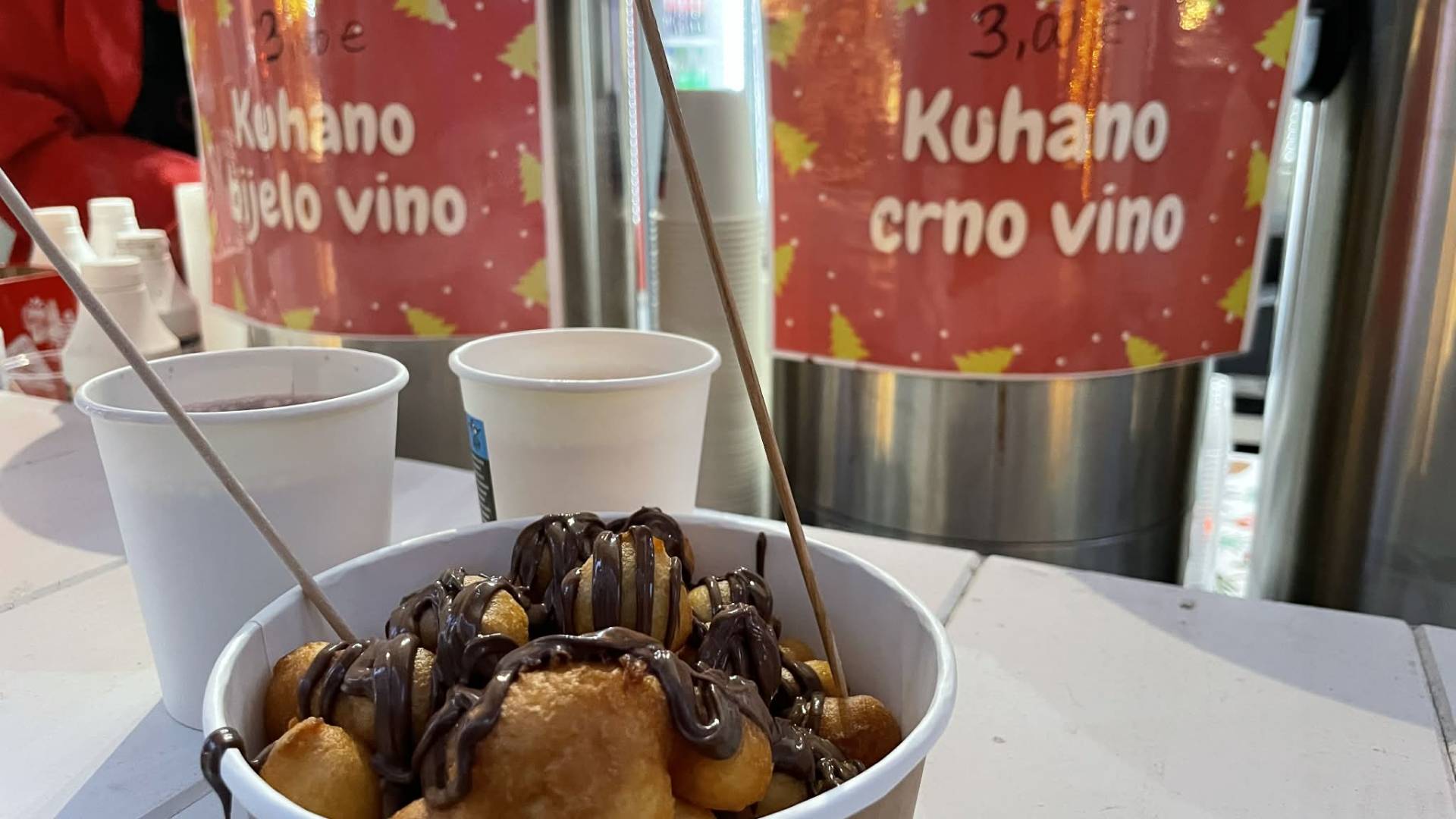 Preverili smo: Ponudba na zagrebškem adventu cenejša kot pri nas